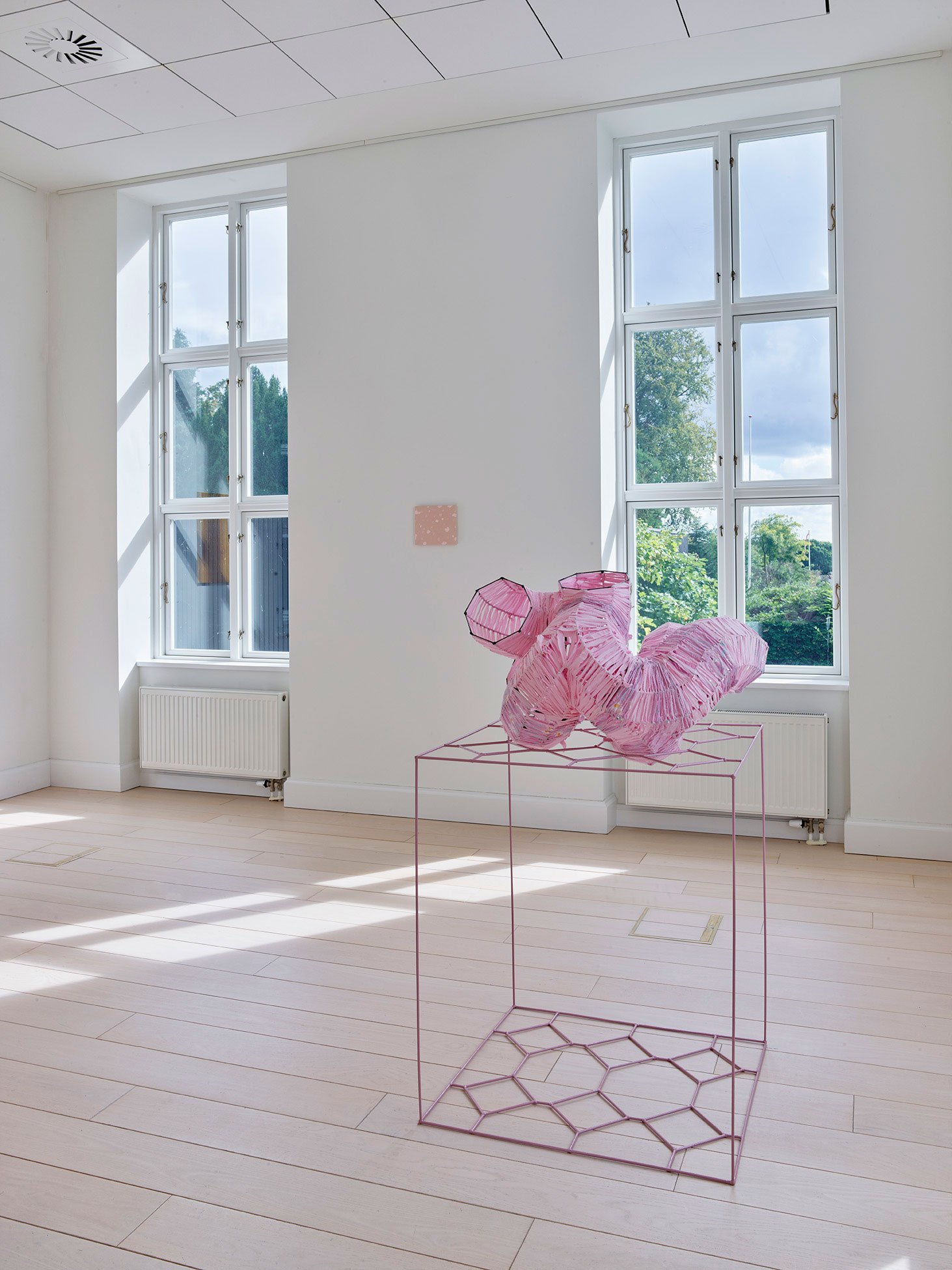 Eva Steen Christensen, <i>Female Nude</i> , 2023, jern og revet lagenstof, 85 x 45 x 50 cm/Podie 93 x 70 x 78 cm. Foto: Kristine Mengel