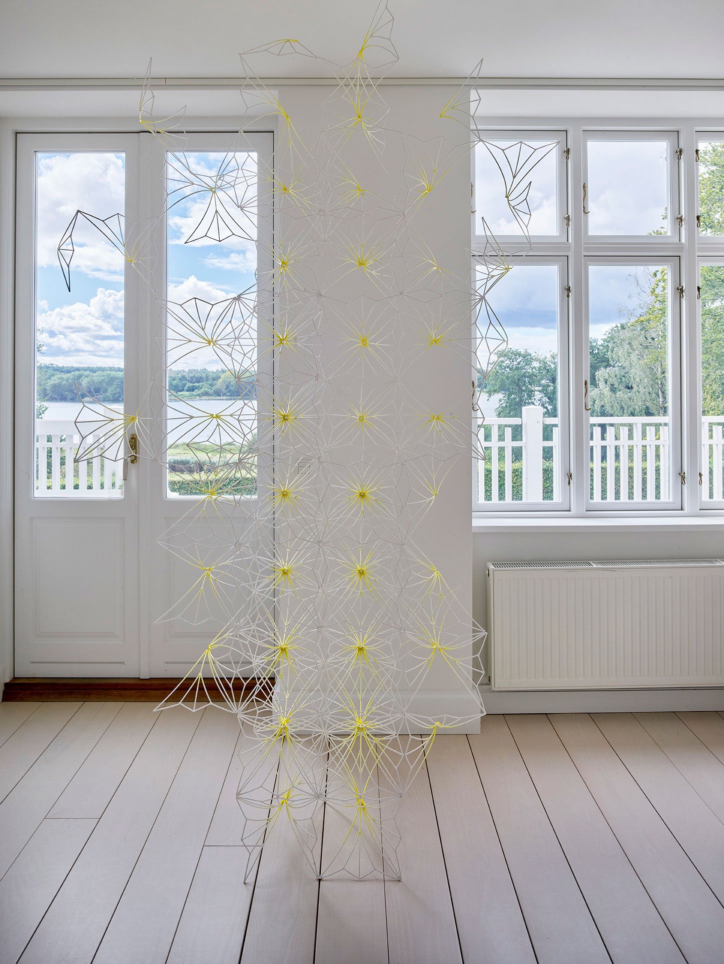 Eva Steen Christensen, <i>Flor </i>, 2024, bemalet jern, 280 x 130 x 40 cm Foto: Kristine Mengel