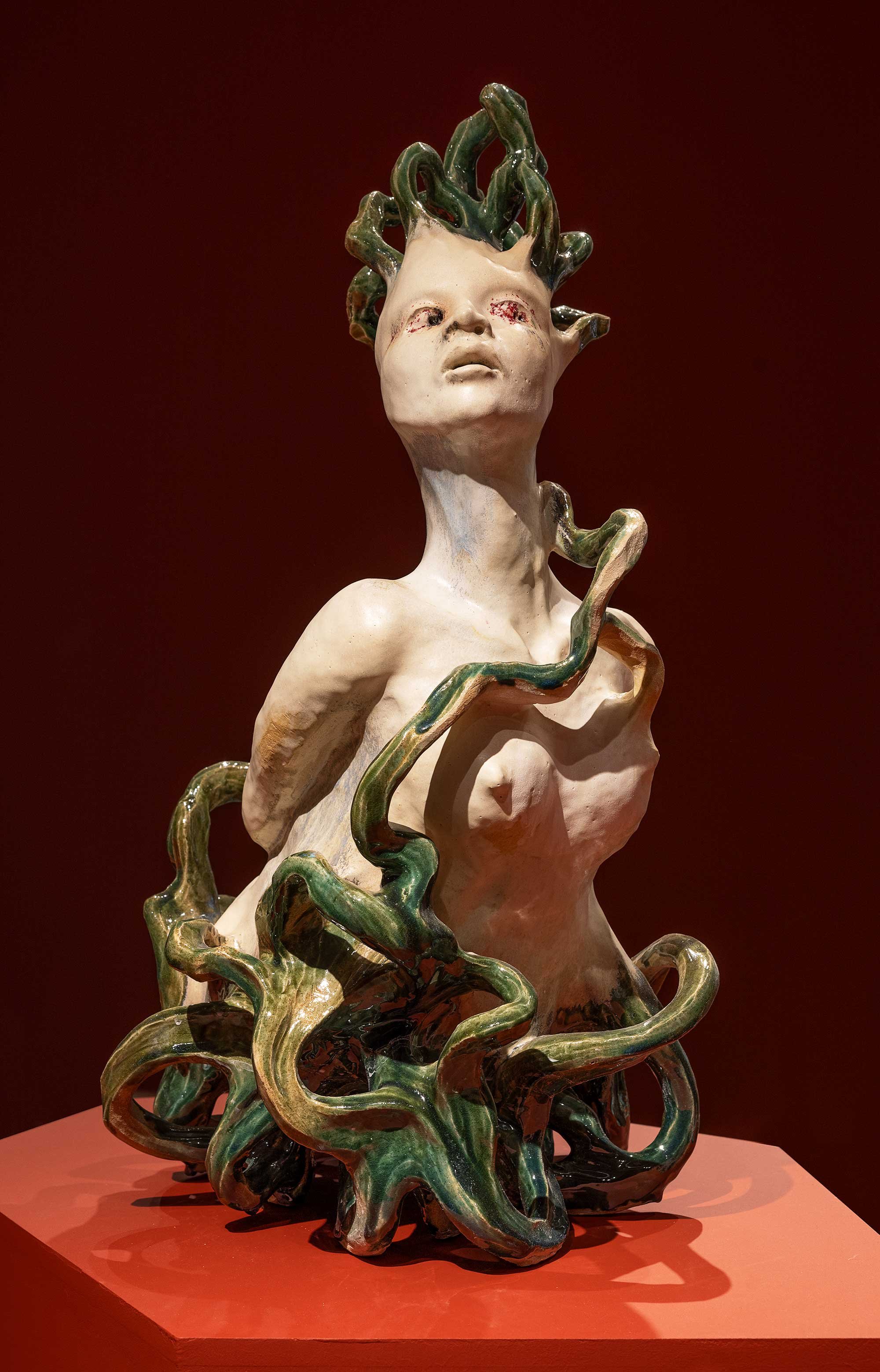 Louise Hindsgavl, <i>Portræt af en Tilpasningsdygtig Ung Kvinde - Søsteren, Clara </i>, 2024. Courtesy Hans Alf Gallery. Foto: Lars Gundersen