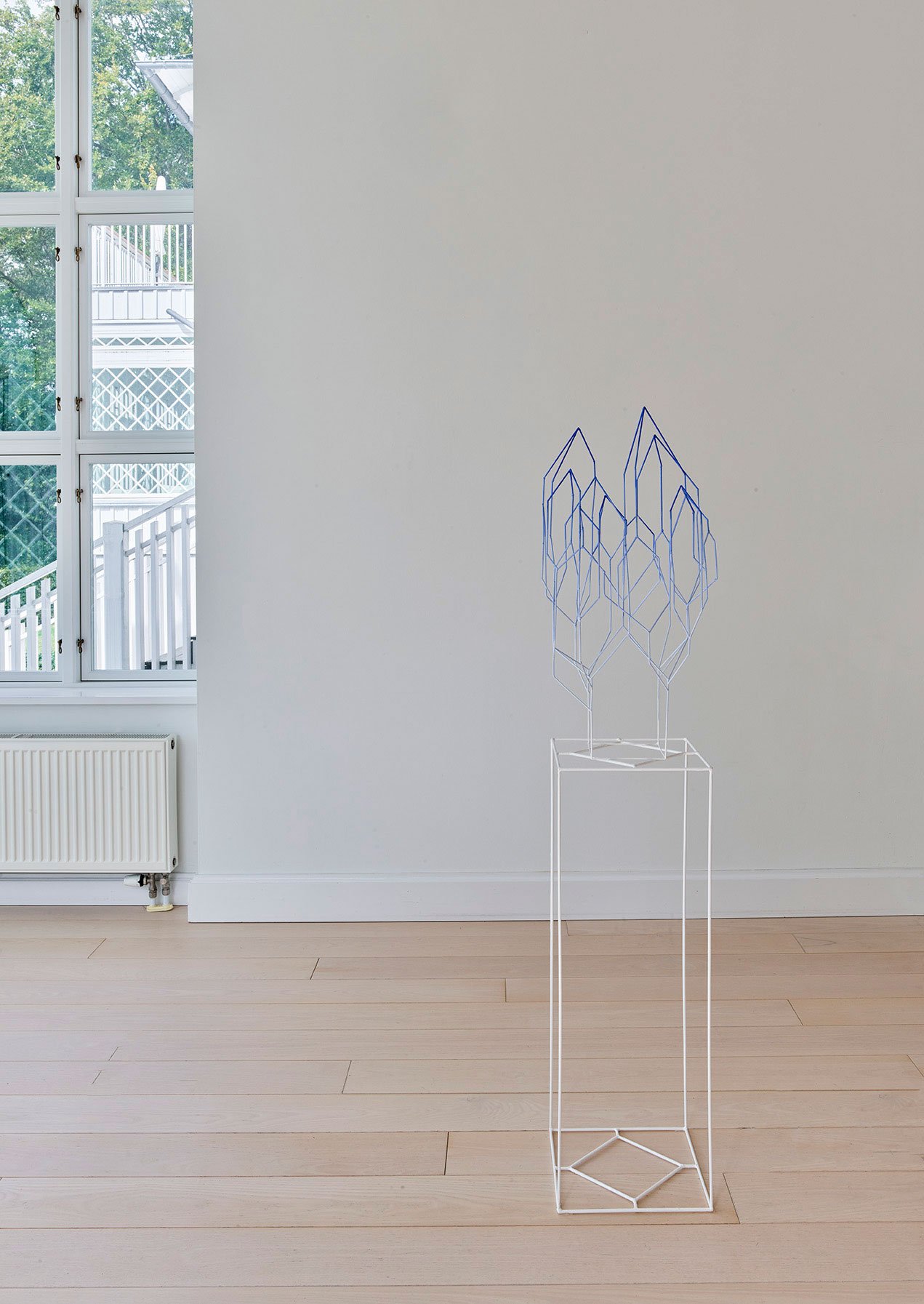 Eva Steen Christensen, <i>Flor</i>,  2024, bemalet jern, 280 x 130 x 40 cm Foto: Kristine Mengel
