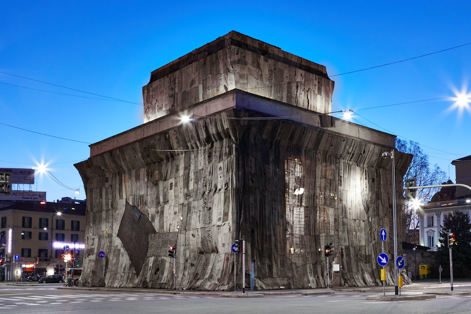 Ibrahim Mahama, A Friend, Caselli Daziara Porta Venezia, Milan, 02 - 14 April 2019 © the artist. Courtesy Fondazione Nicola Trussardi, Ibrahim Mahama, A Friend. Curated by Massimiliano Gioni. Installation view Caselli Daziari Porta Venezia, Milan 2019. Courtesy Fondazione Nicola Trussardi. Photo: Marco De Scalzi.