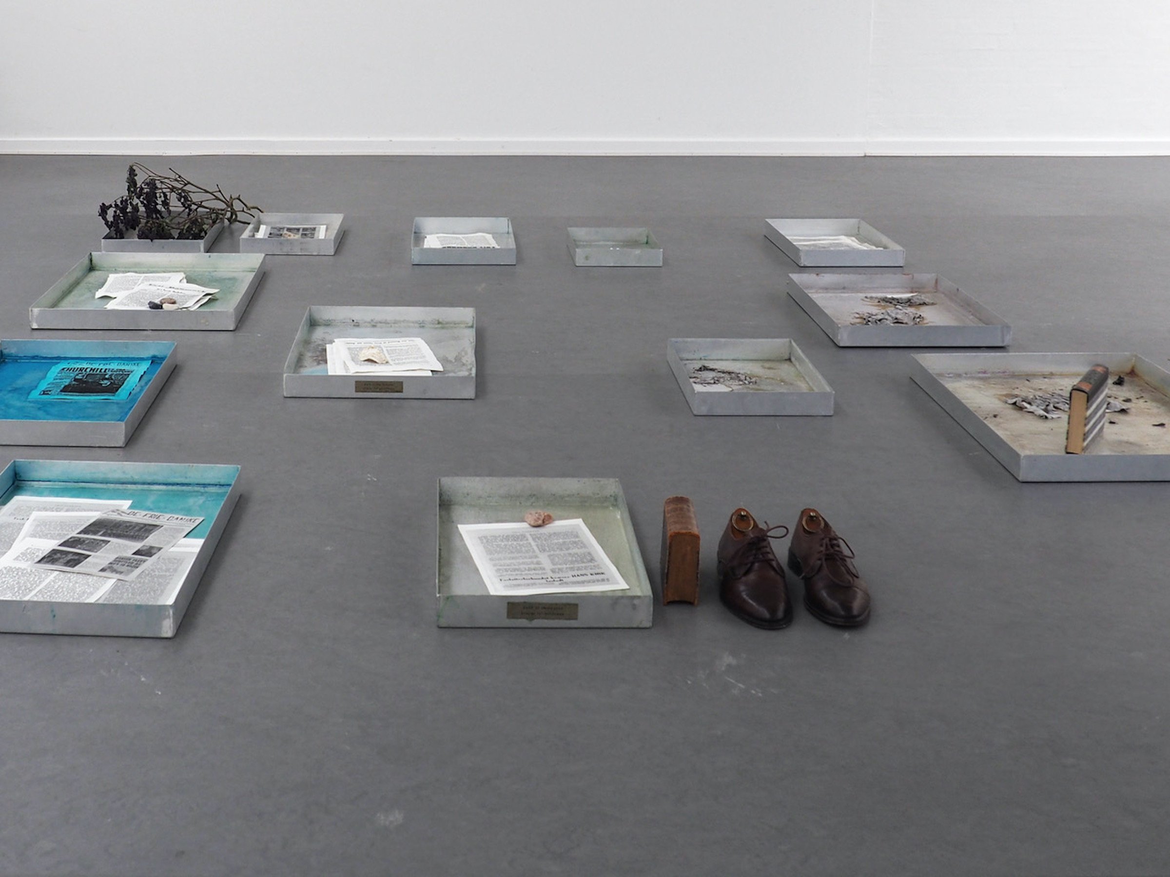 <i>Frit Danmark</i>. Installation. Print af illegale blade og fundne objekter (2025). Augusta Atla.