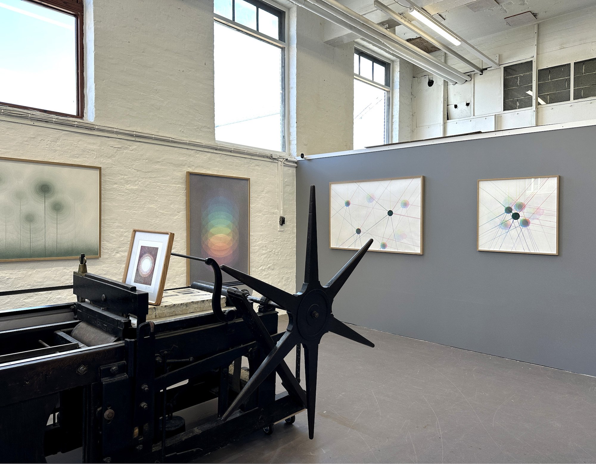 Jaakko Mattila udstilling. Her ses værkerne Ancient Forest, Upside Down, Somewhere In Time. I forgrunden ses den over 200 år gamle trykpresse. Foto: Charlotte Brunholt.