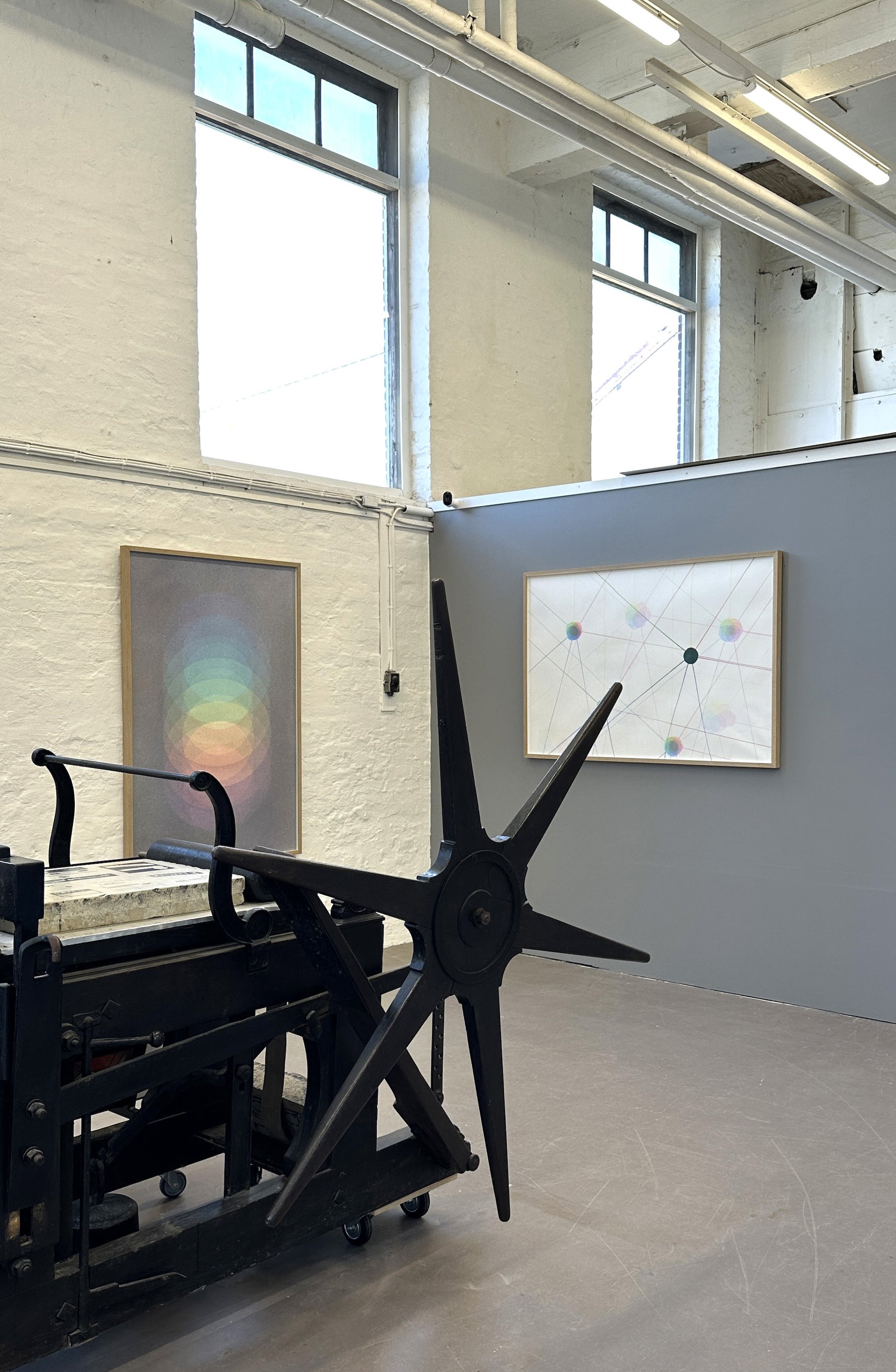 Jaakko Mattila udstilling. Her ses værkerne Upside Down og Somewhere In Time. I forgrunden ses den over 200 år gamle trykpresse Foto: Charlotte Brunholt.