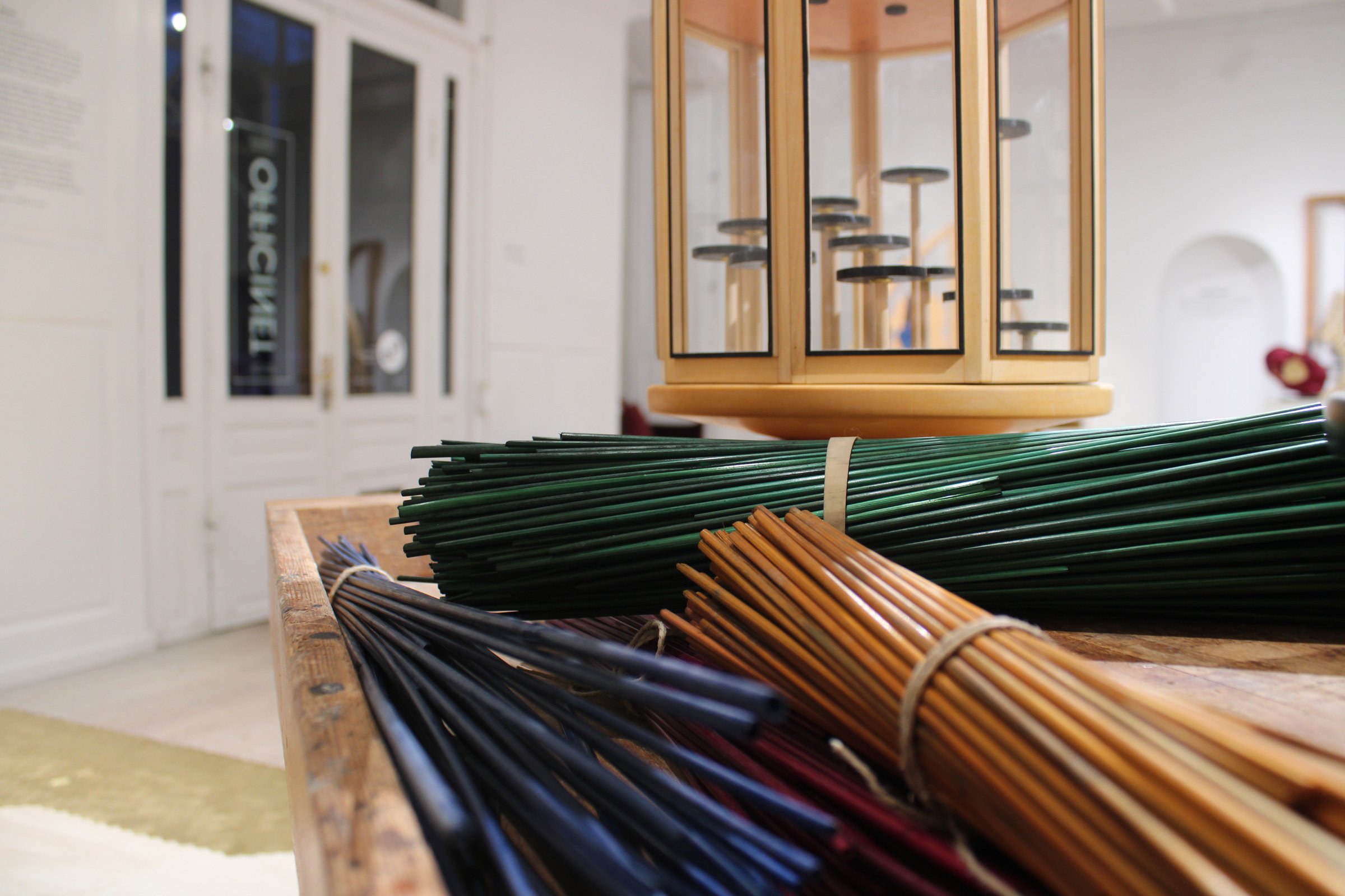 Jonathän Jouan: <i>Cäroussel</i>, træ/rughalm/messing/kobberblad, 2023.