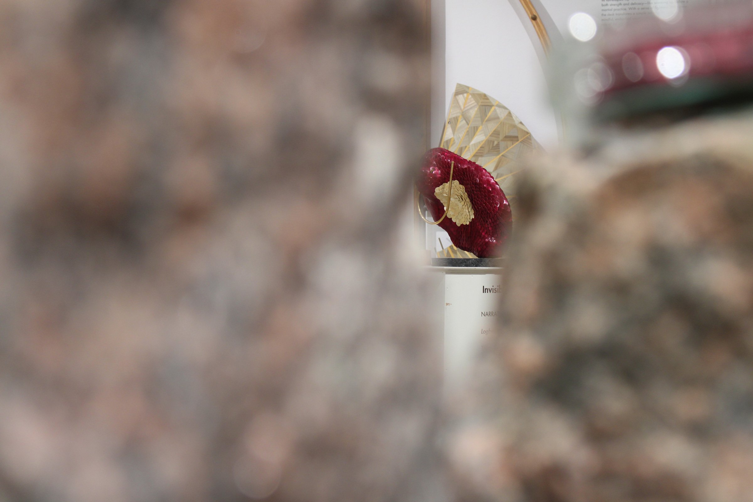 Jonathän Jouan: Invisible Monster 15 skulptur, rughalm/træ/messing/glasspejl, 2025.