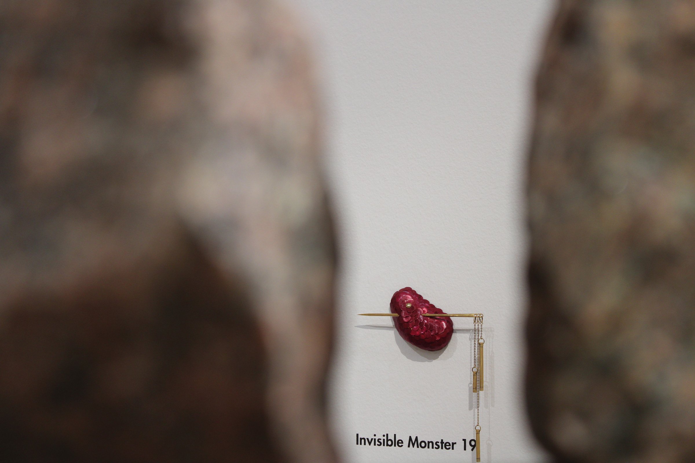 Jonathän Jouan: Invisible Monster 19 skulptur, rughalm/træ/messing, 2025.