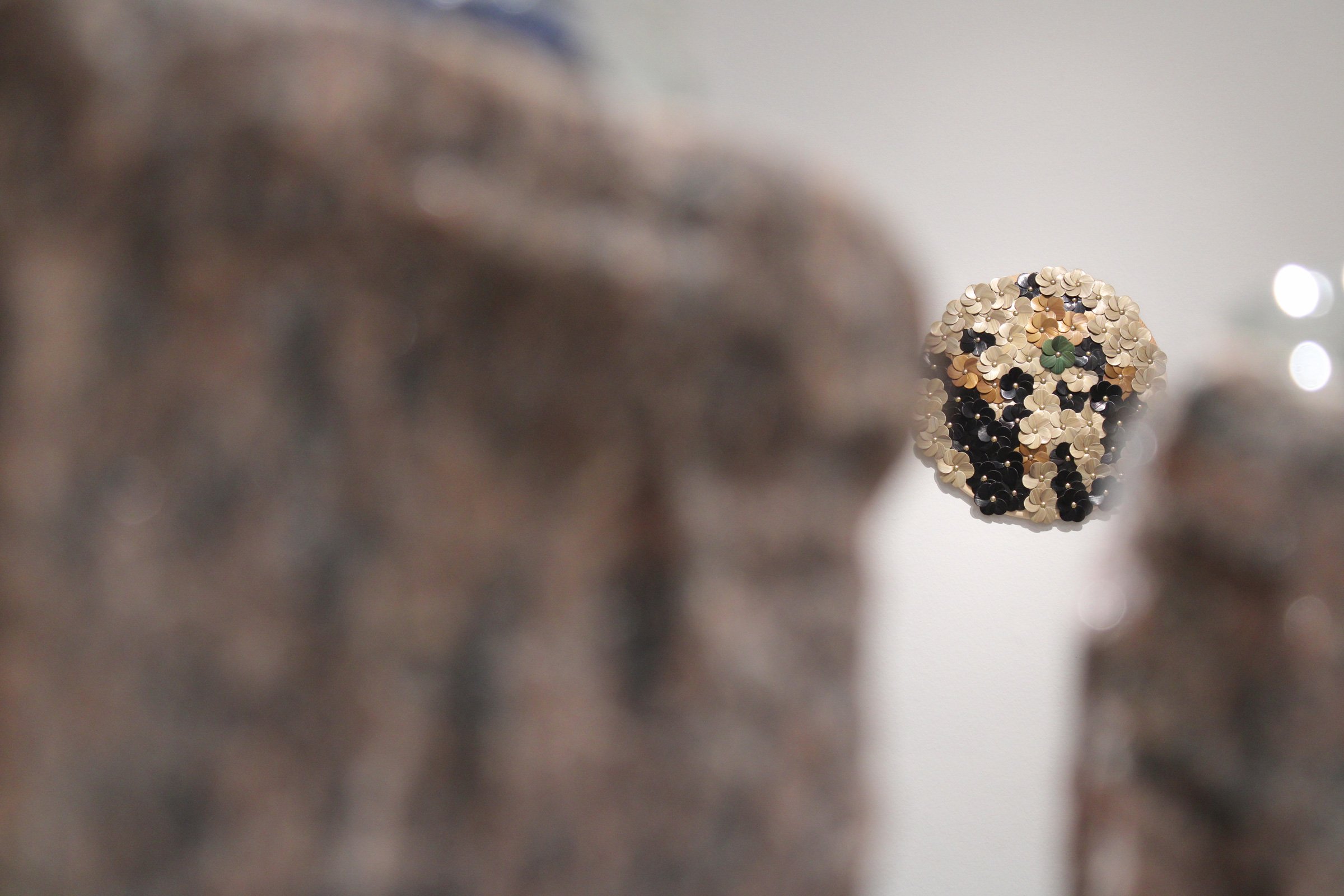 Jonathän Jouan: Just a garden 02, træ/rughalm/messing, 2024.