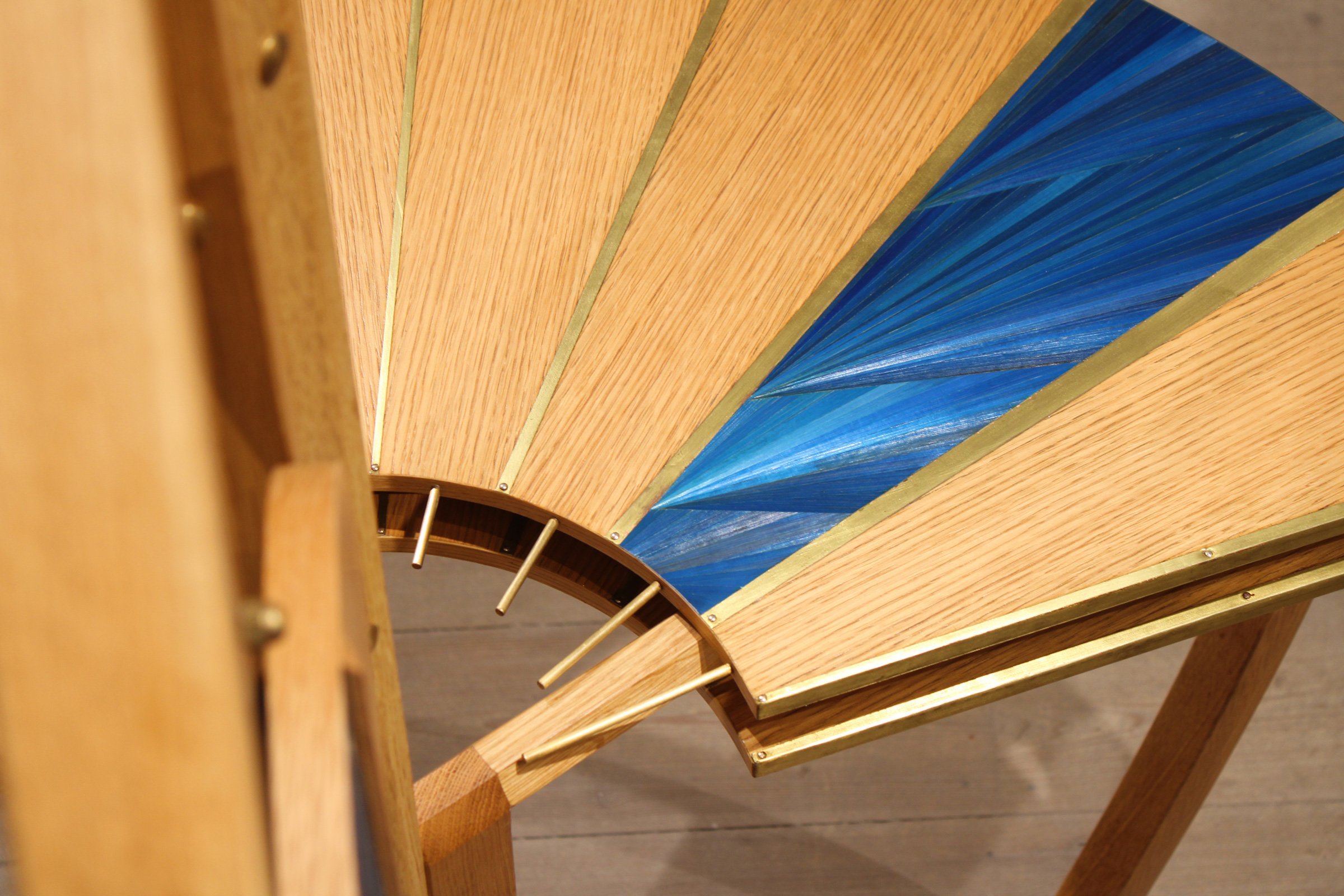 Jonathän Jouan: KitSü skærmbord, detalje, træ/messing/rughalm/stål/glasspejl, 2021.