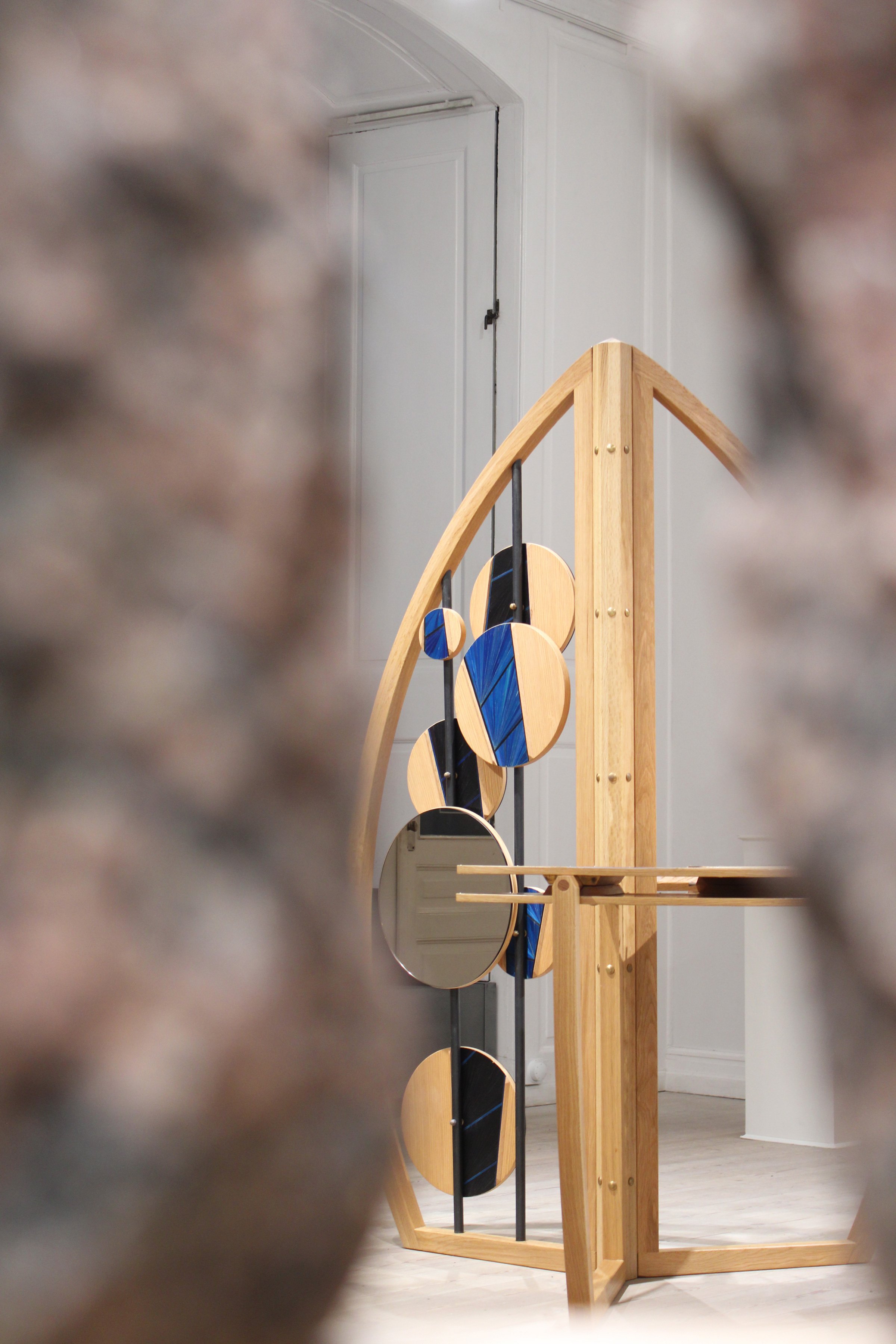 Jonathän Jouan: KitSü skærmbord, træ/messing/rughalm/stål/glasspejl, 2021.