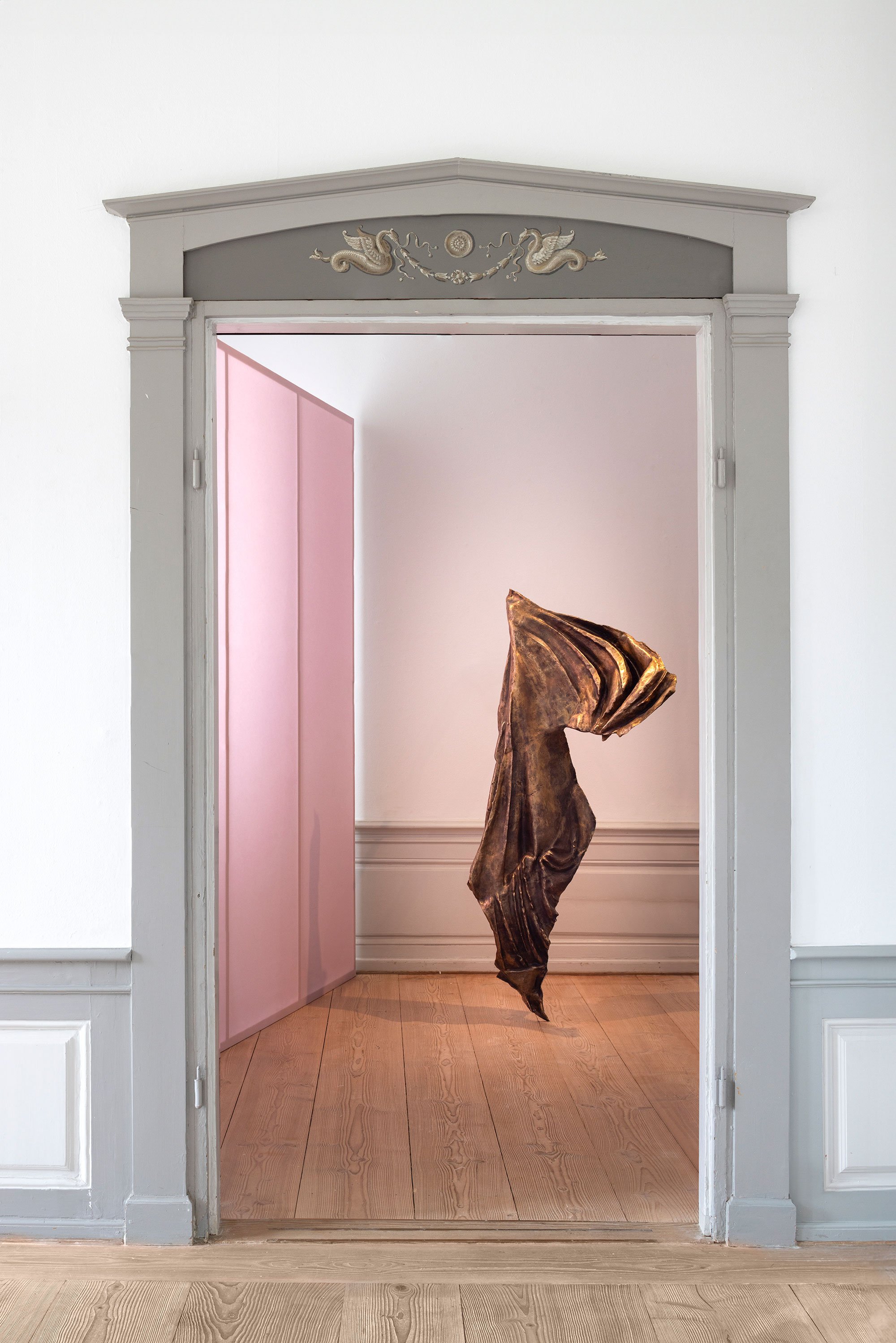 Installationsfoto fra Tina Maria Nielsens udstilling <i>Keep Up the Attitude</i>, 2024. Foto: Jan Søndergaard