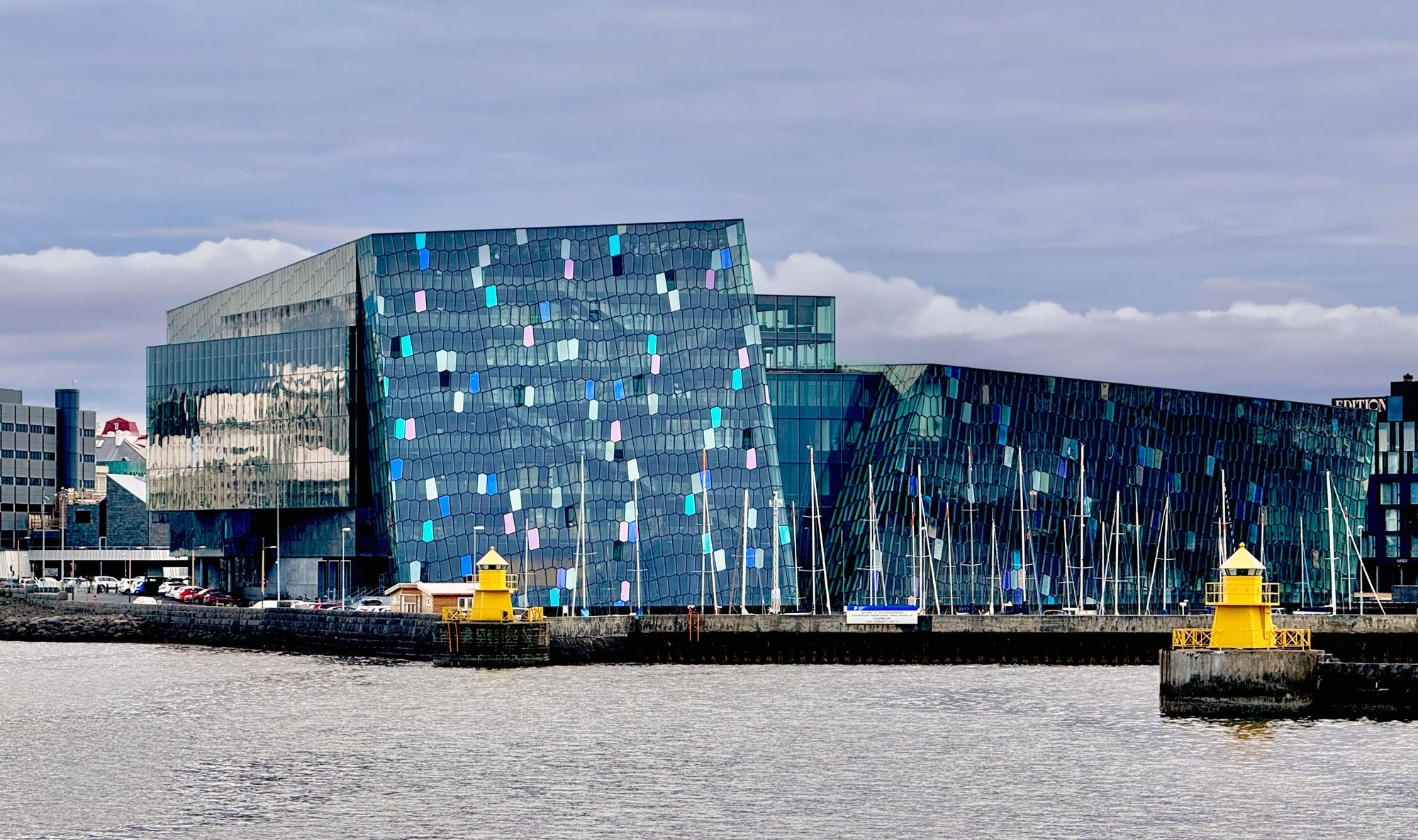 Reykjaviks nye koncerthus Harpas glasfacade er designet af Olafur Eliasson. Foto: Jan Falk Borup
