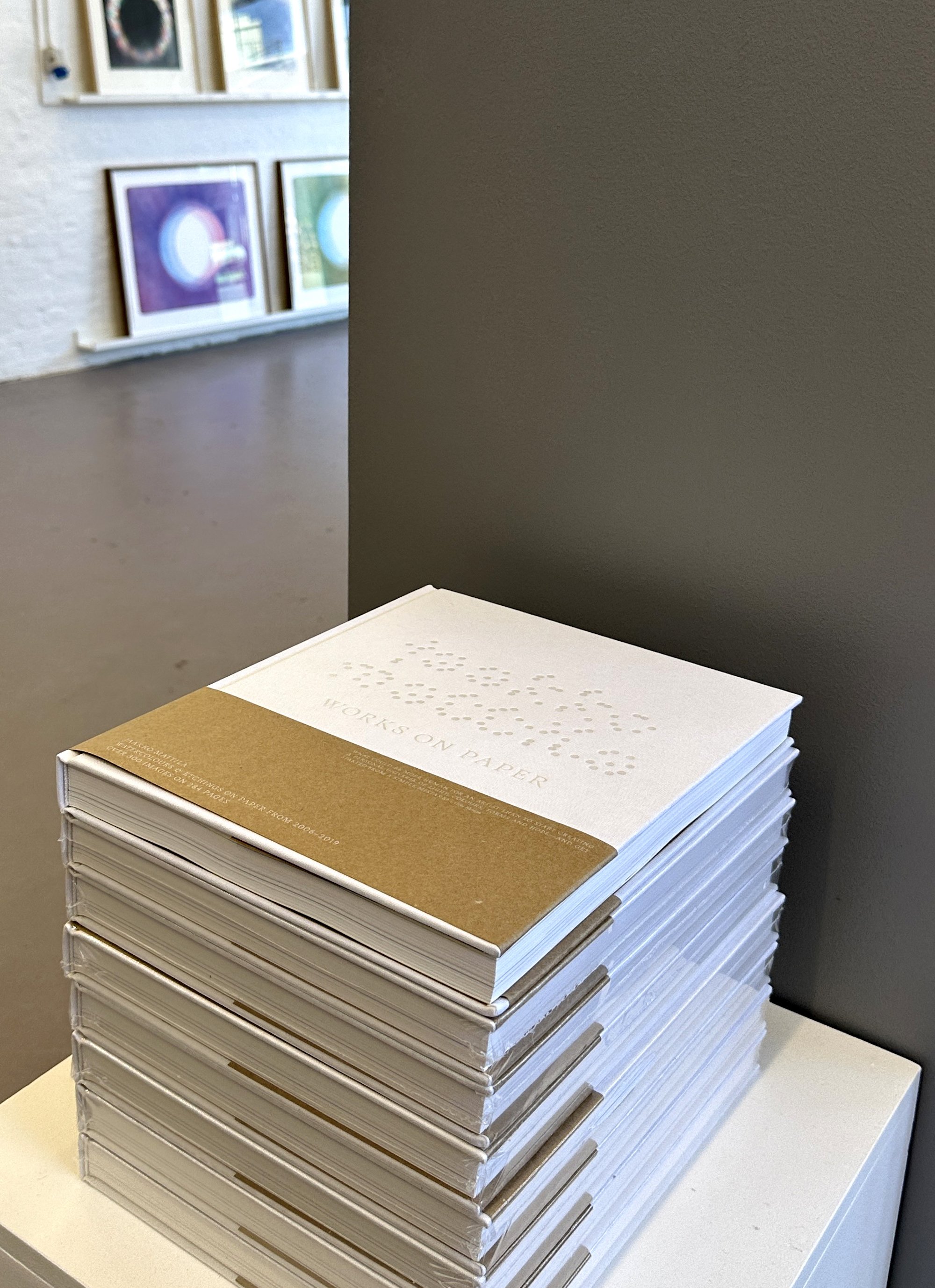 Kunstbog med Jaakko Mattilas værker. Foto: Charlotte Brunholt.