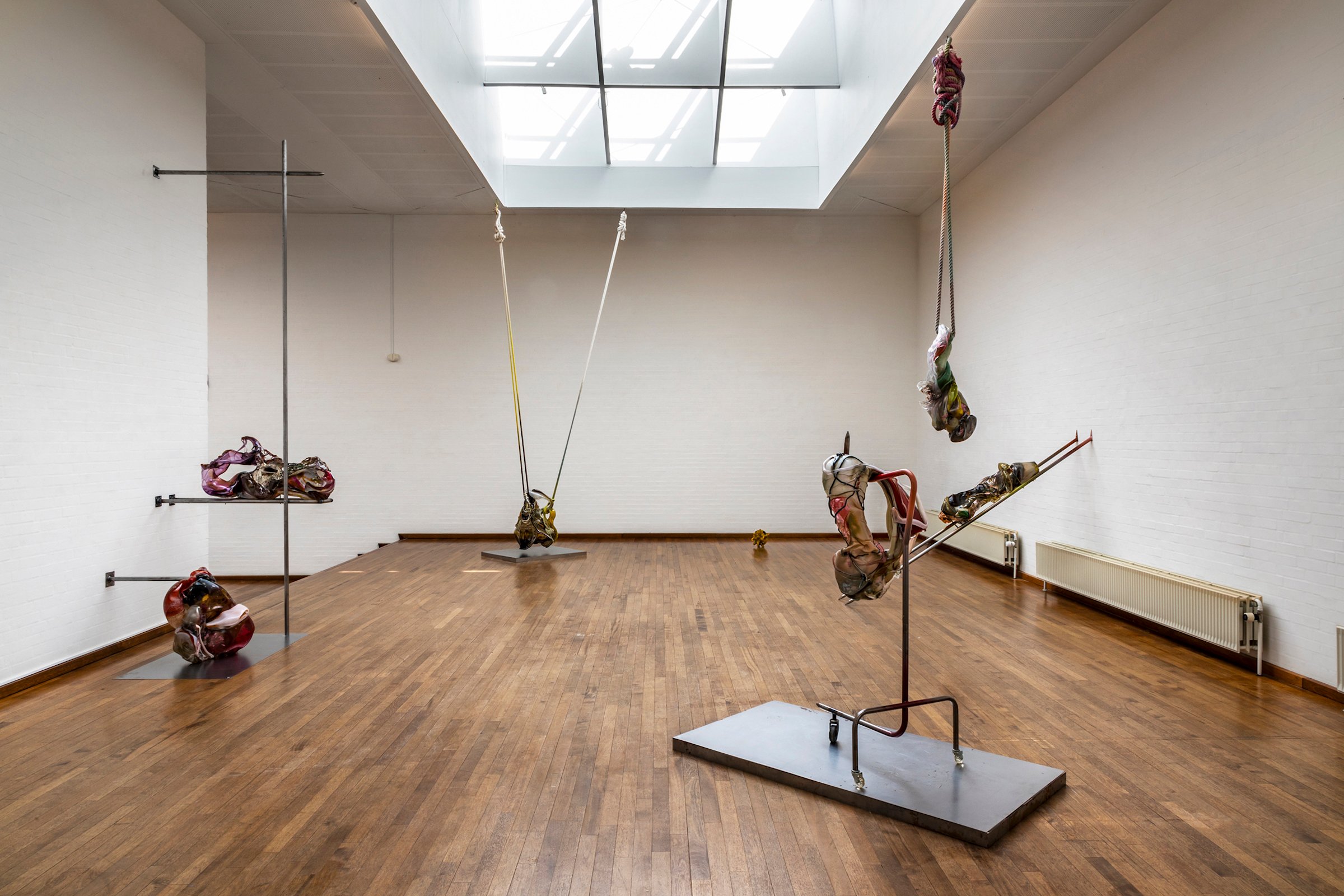 Kunstbygningen i Vrå Wild VoicesMaria Koshenkova installation view. Foto: Niels Fabæk