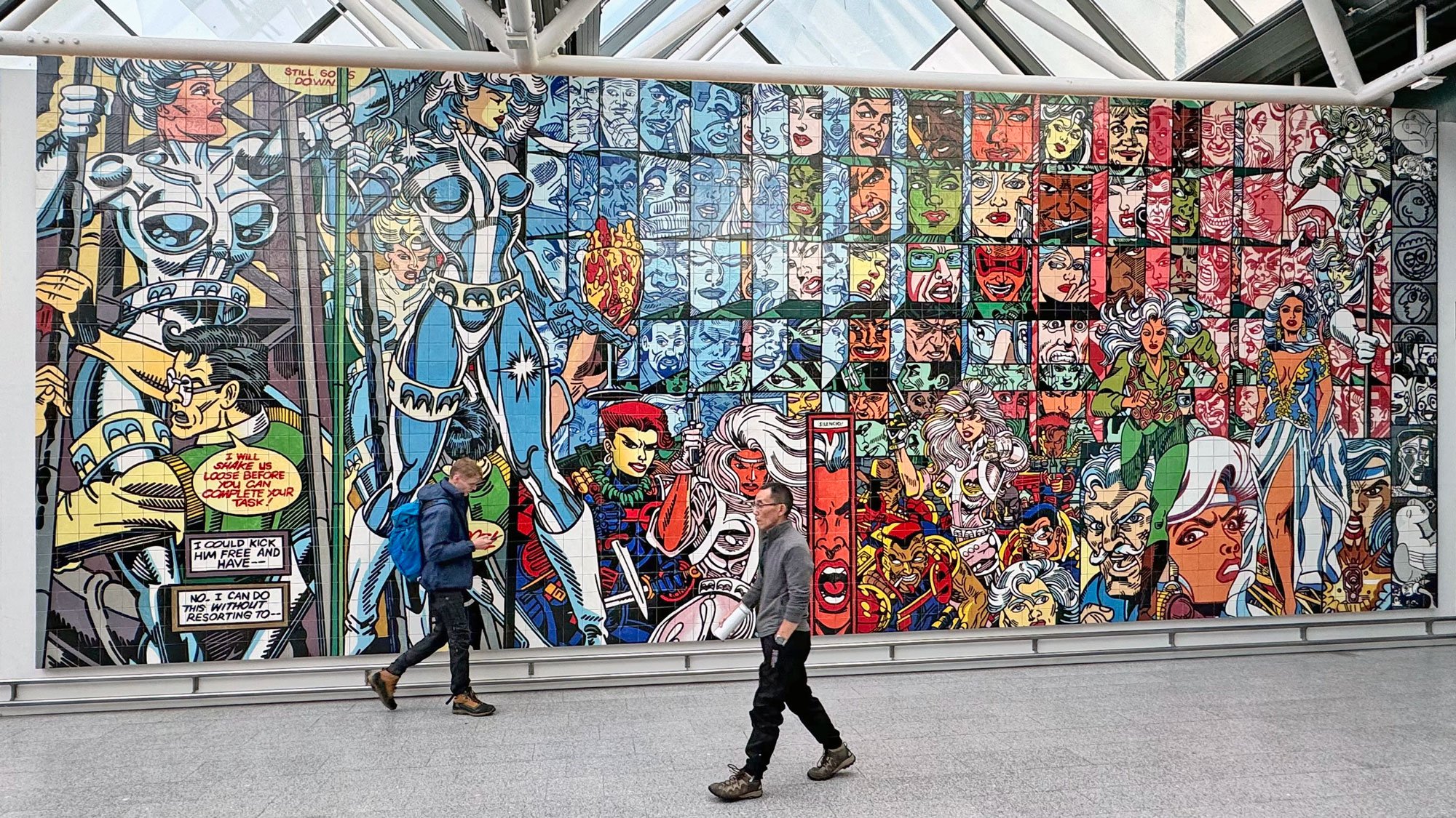 Når du lander i Keflaviks lufthavn eller du tager afsked med Island, så hold øjnene åbne for de mange kunstværker i lufthavnen. Her værket <i>Silver Sabler</i> af den islandske postmoderne kunstner Erró (f. 1932)