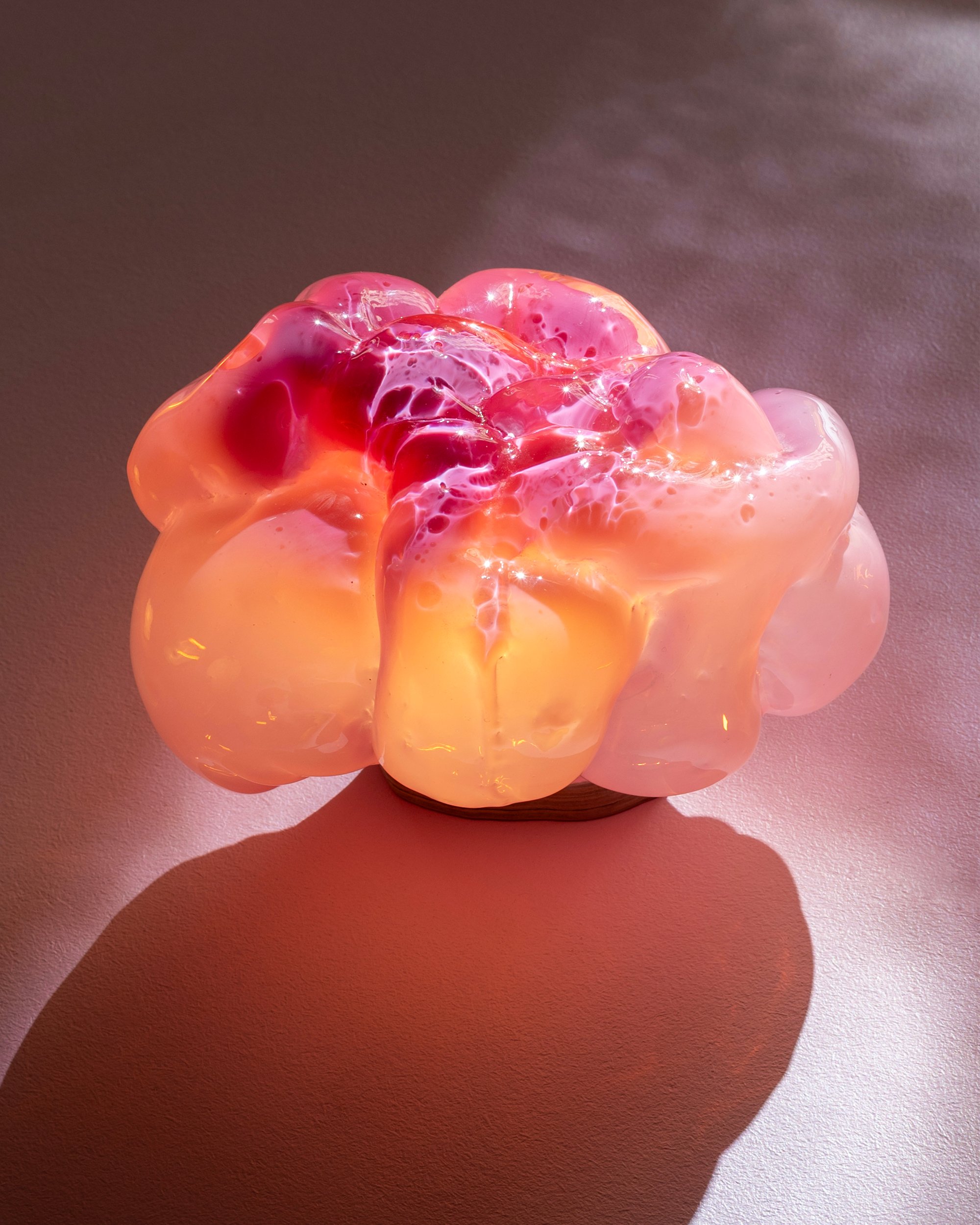 Laura Astrup Larsen, Pillow Face nr. 10. Pink, Mundblæst glas, 2025. Foto: Malthe Emanuel