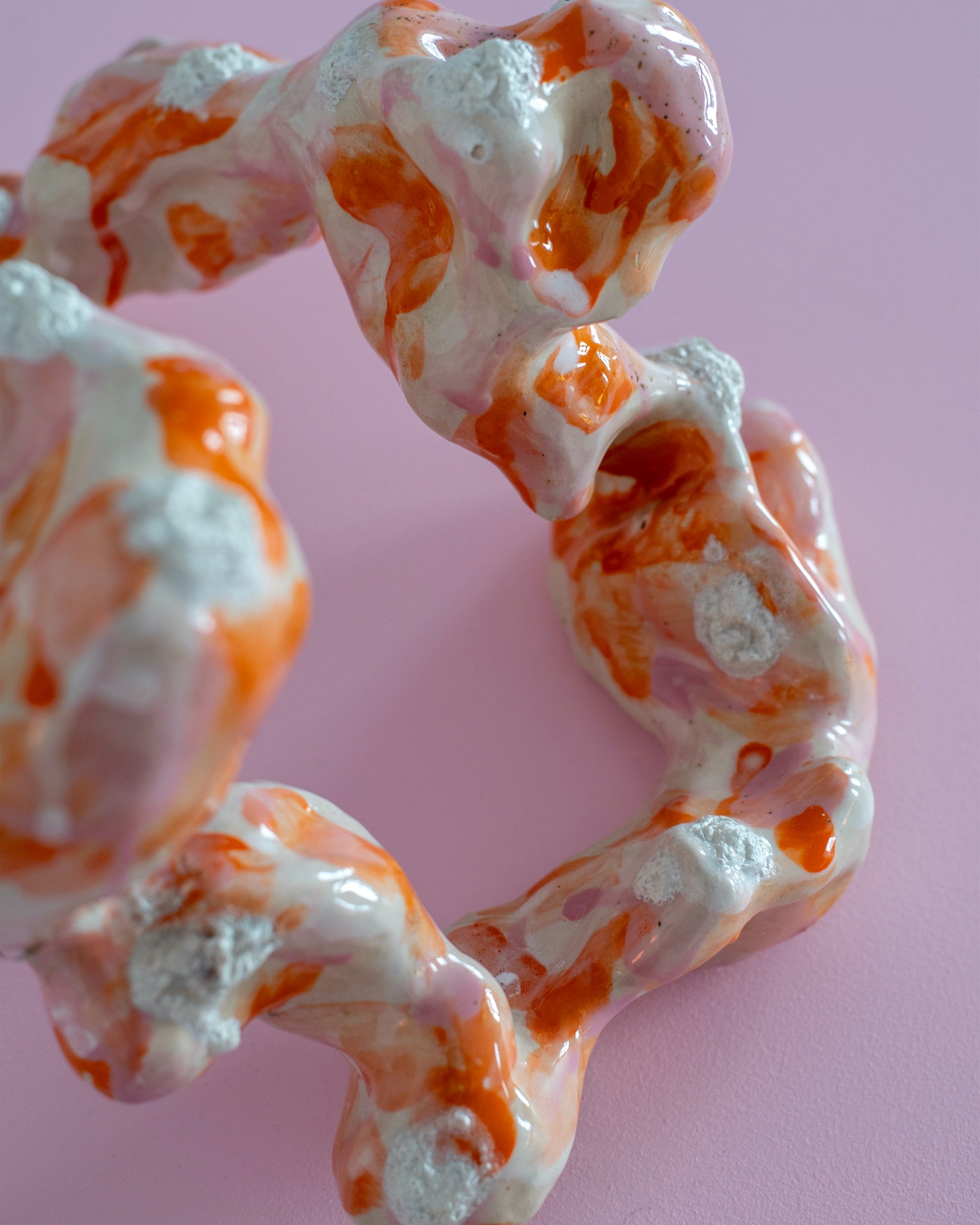 Nærbillede af Orange, Pink og Hvid Organisme. Stentøj, 2025. Foto: Malthe Emanuel
