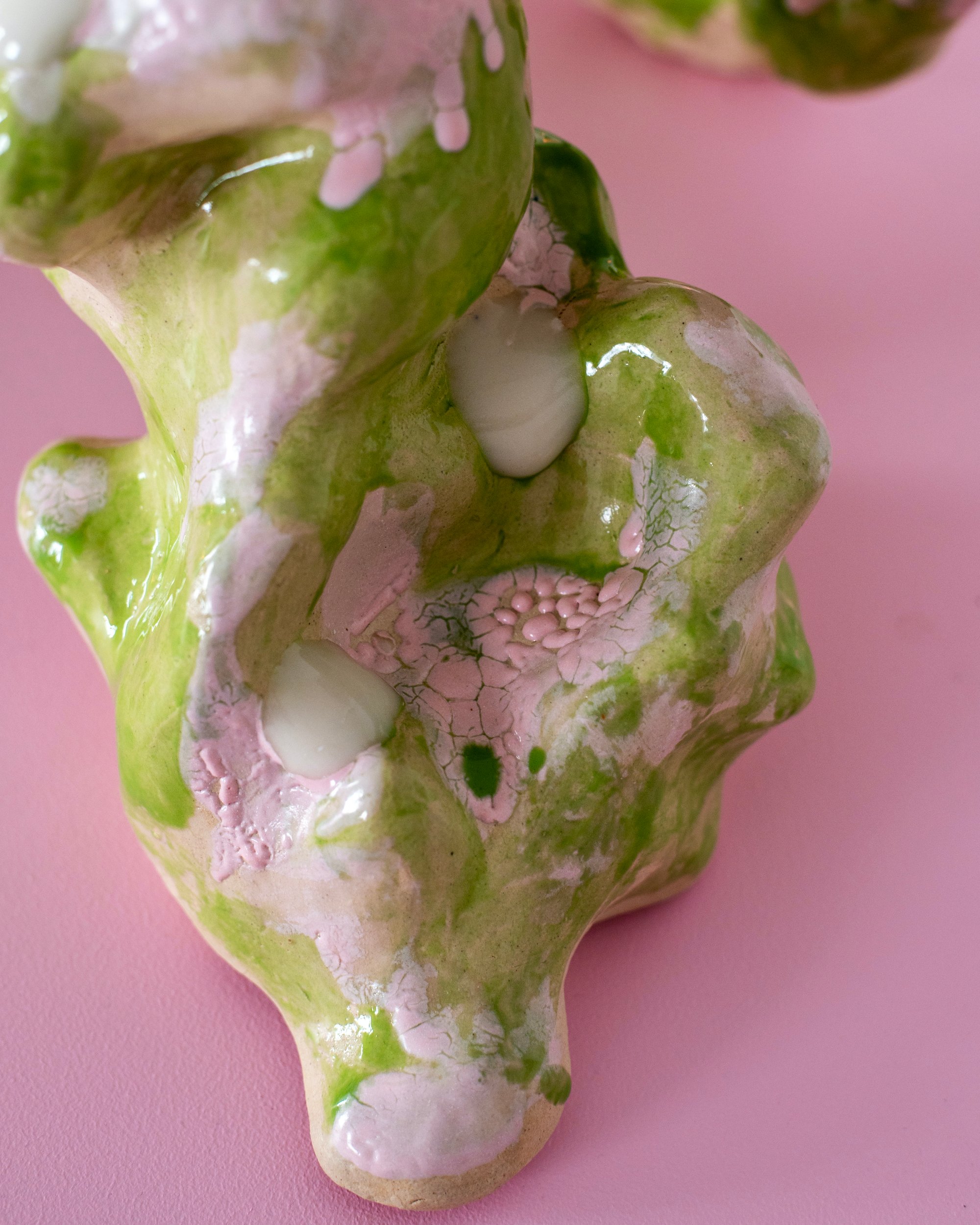 Nærbillede af Grøn og Lyserød Organisme. Stentøj, 2025. Foto: Malthe Emanuel