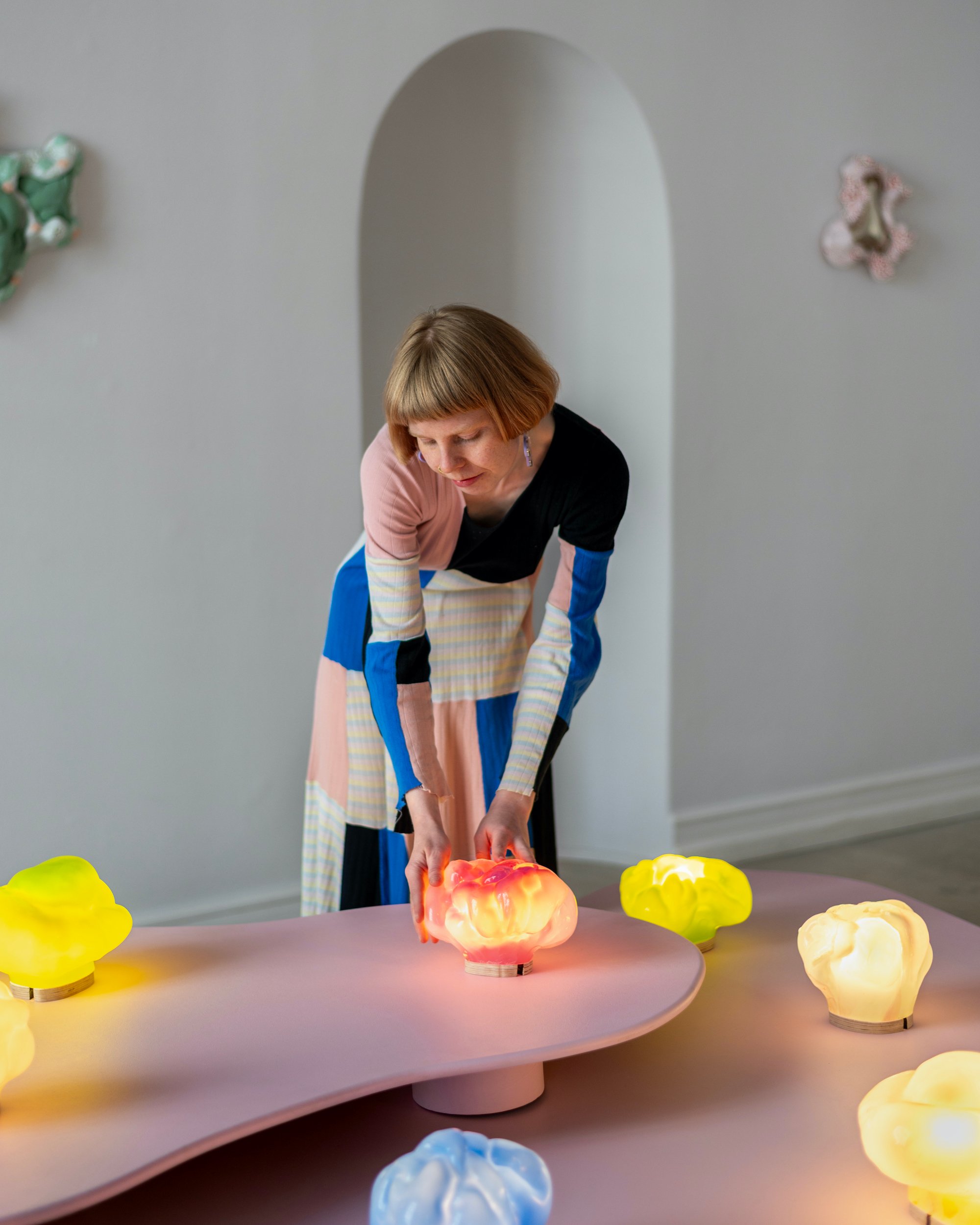 Portræt af kunstneren Laura Astrup Larsen sammen med Pillow Face-serien. Foto: Malthe Emanuel