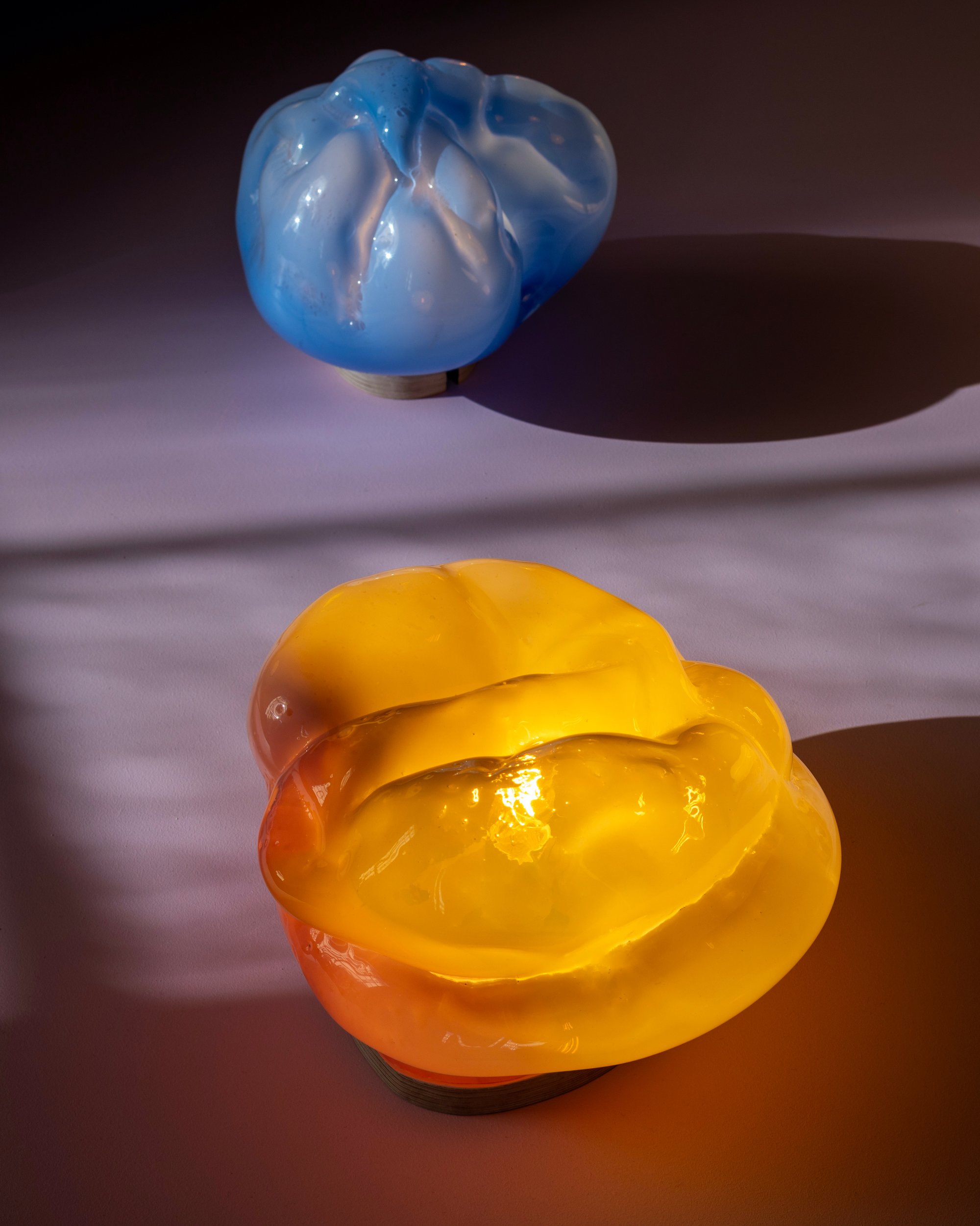 Laura Astrup Larsen, Pillow Face nr. 2 og nr. 8. Mundblæst glas, 2025. Foto: Malthe Emanuel