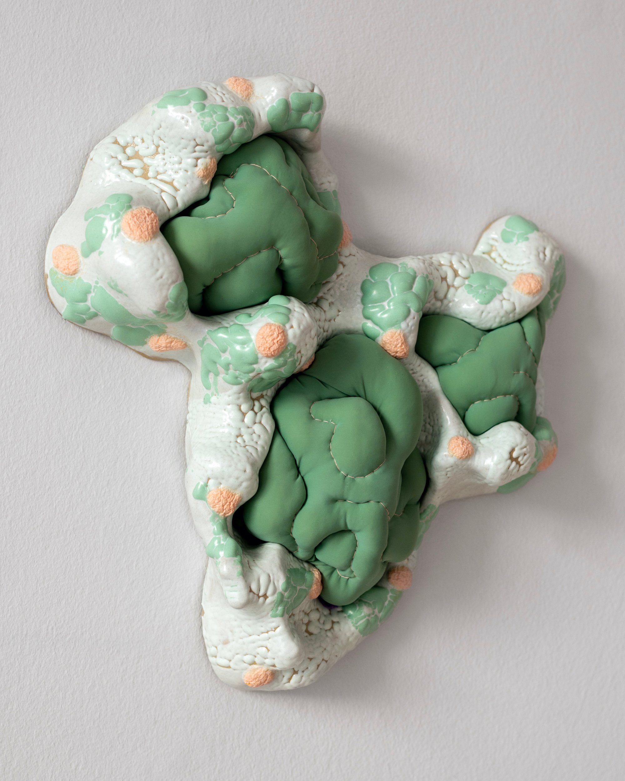 Laura Astrup Larsen, Grøn Organisme. Stentøj, broderet lycra, 2024. Foto: Malthe Emanuel