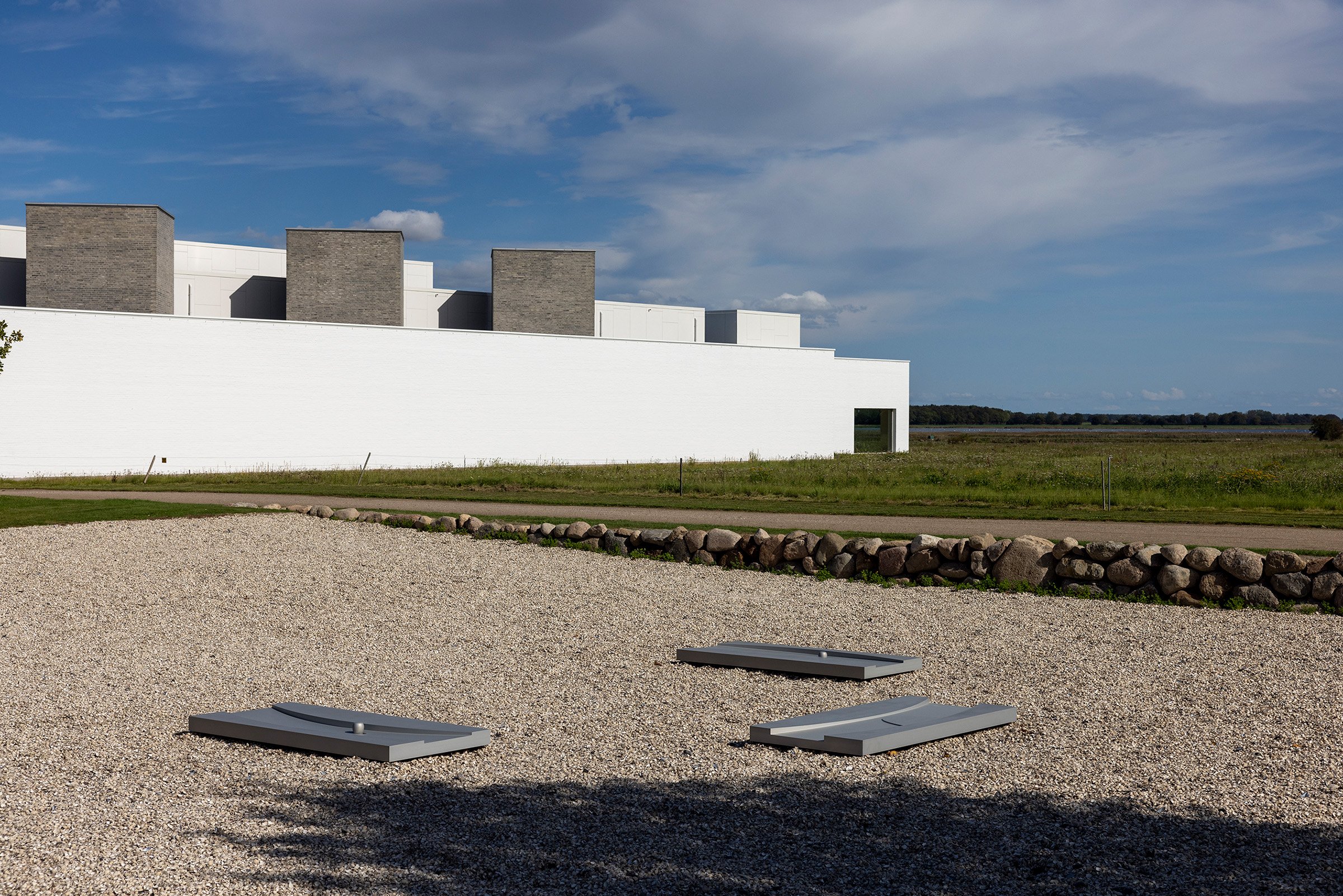 LEA PORSAGER
<i>Exhumed Limy Pool</i>, 2023
Sten, muslingeskaller, aluminium, planter (Gul hestesko, Hestemynte)
Fuglsang Kunstlandskab
Tilhører Fuglsang Kunstmuseum
Værkfotos: Jan Søndergaard