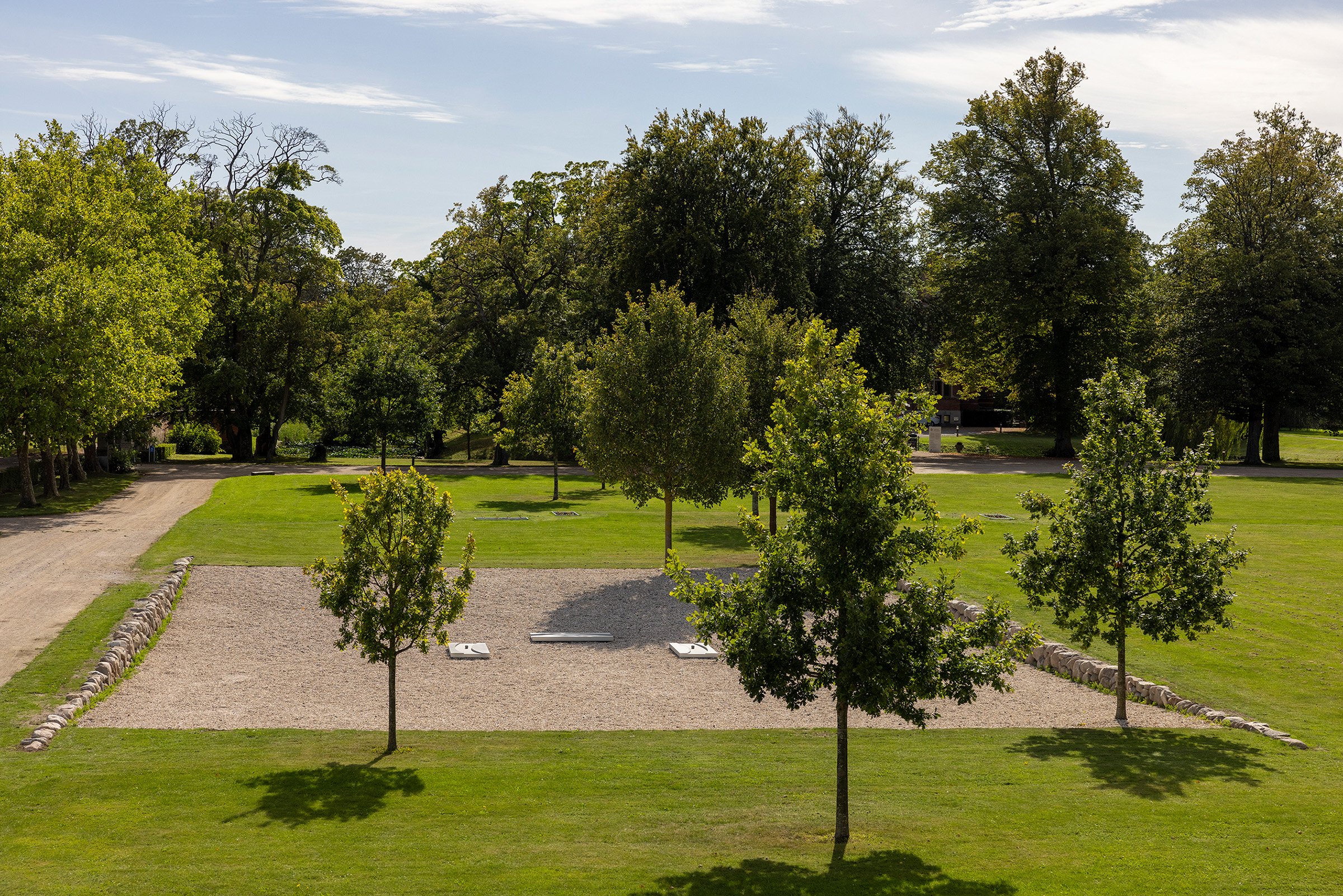 LEA PORSAGER
<i>Exhumed Limy Pool</i>, 2023
Sten, muslingeskaller, aluminium, planter (Gul hestesko, Hestemynte)
Fuglsang Kunstlandskab
Tilhører Fuglsang Kunstmuseum
Værkfotos: Jan Søndergaard