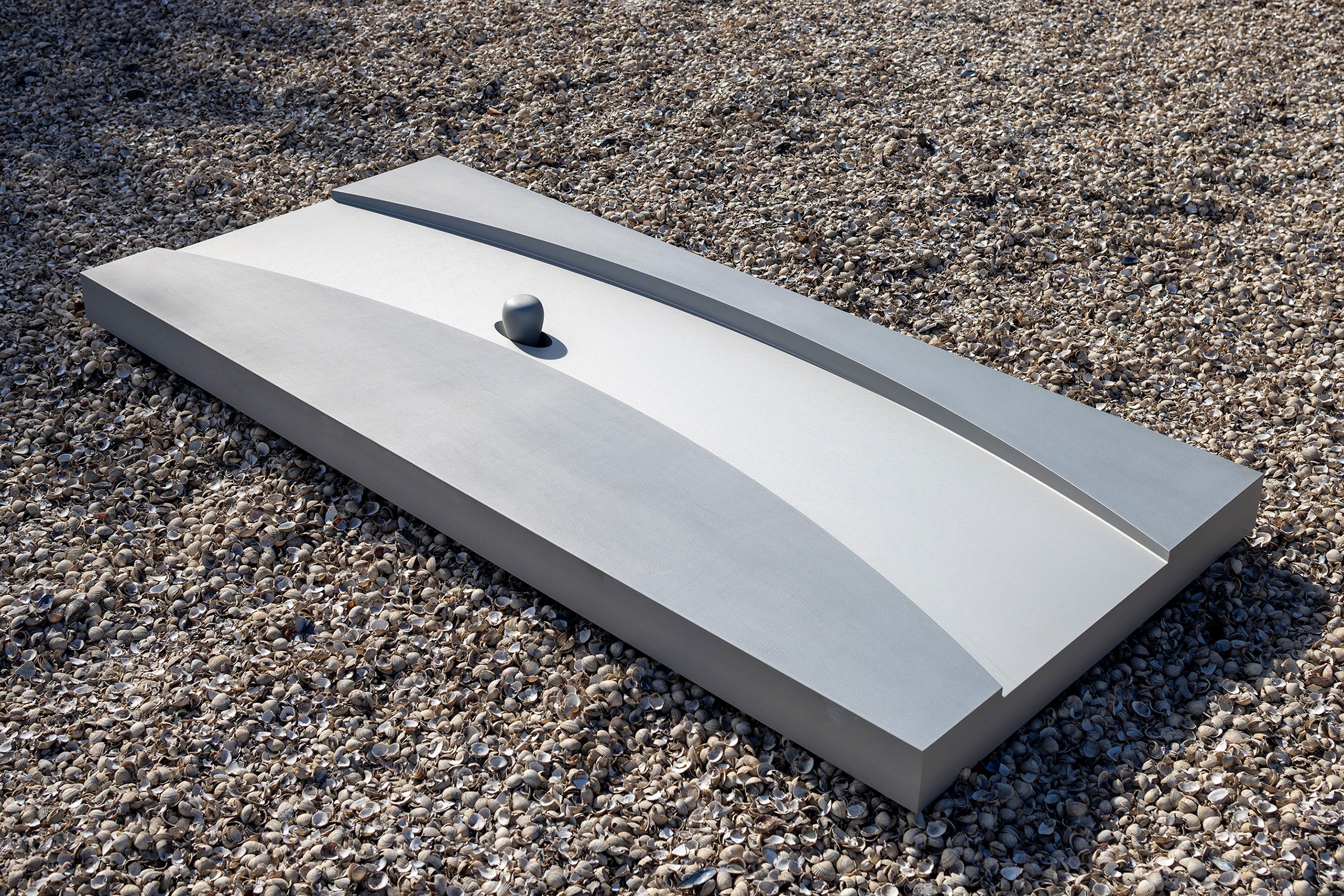 LEA PORSAGER
Exhumed Limy Pool, 2023
Sten, muslingeskaller, aluminium, planter (Gul hestesko, Hestemynte)
Fuglsang Kunstlandskab
Tilhører Fuglsang Kunstmuseum
Værkfotos: Jan Søndergaard