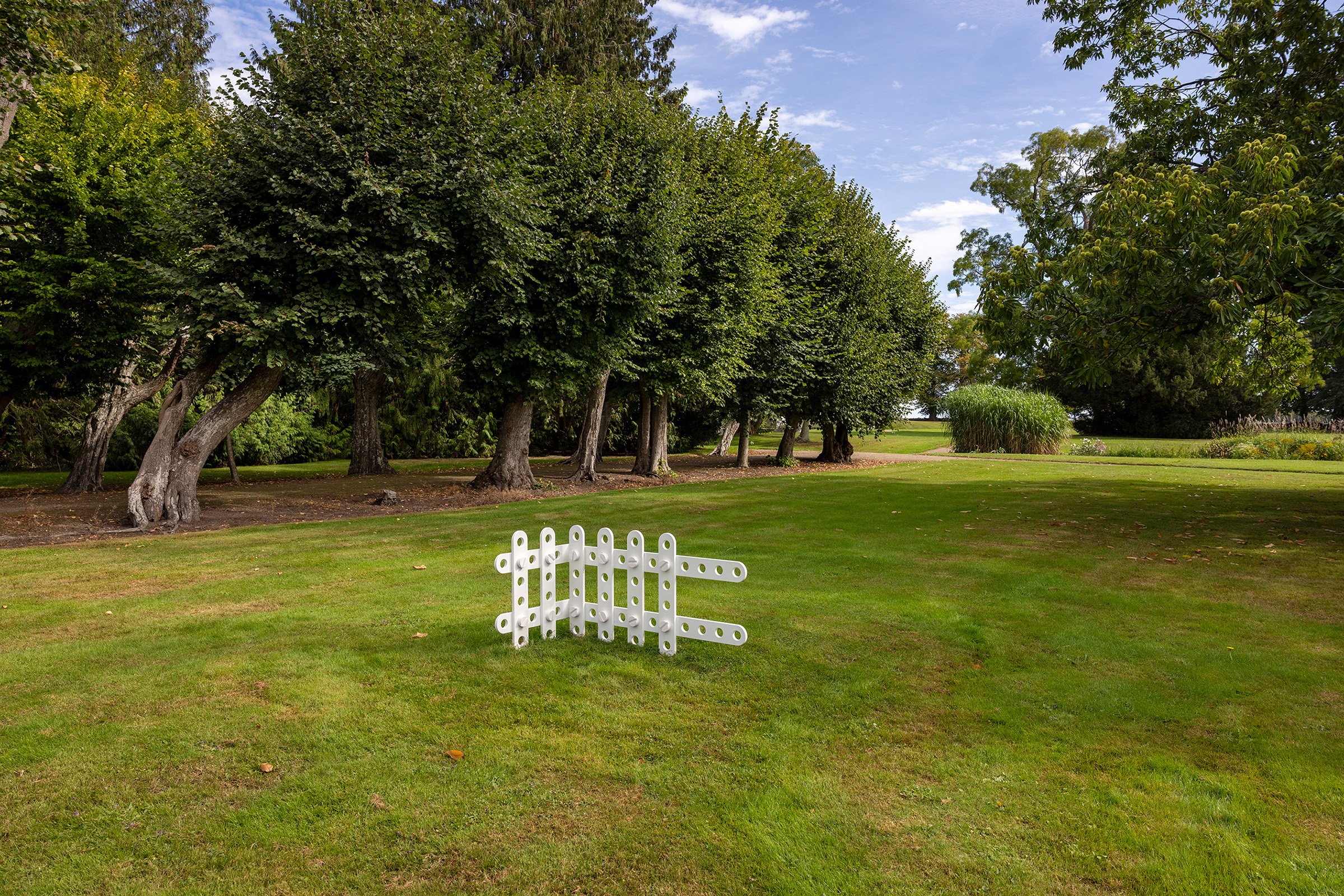 Lulu Refn. Skulpturer i højglanslakeret kompanktlaminat. Fuglsang Kunstlandskab. Foto Jan Søndergaard.