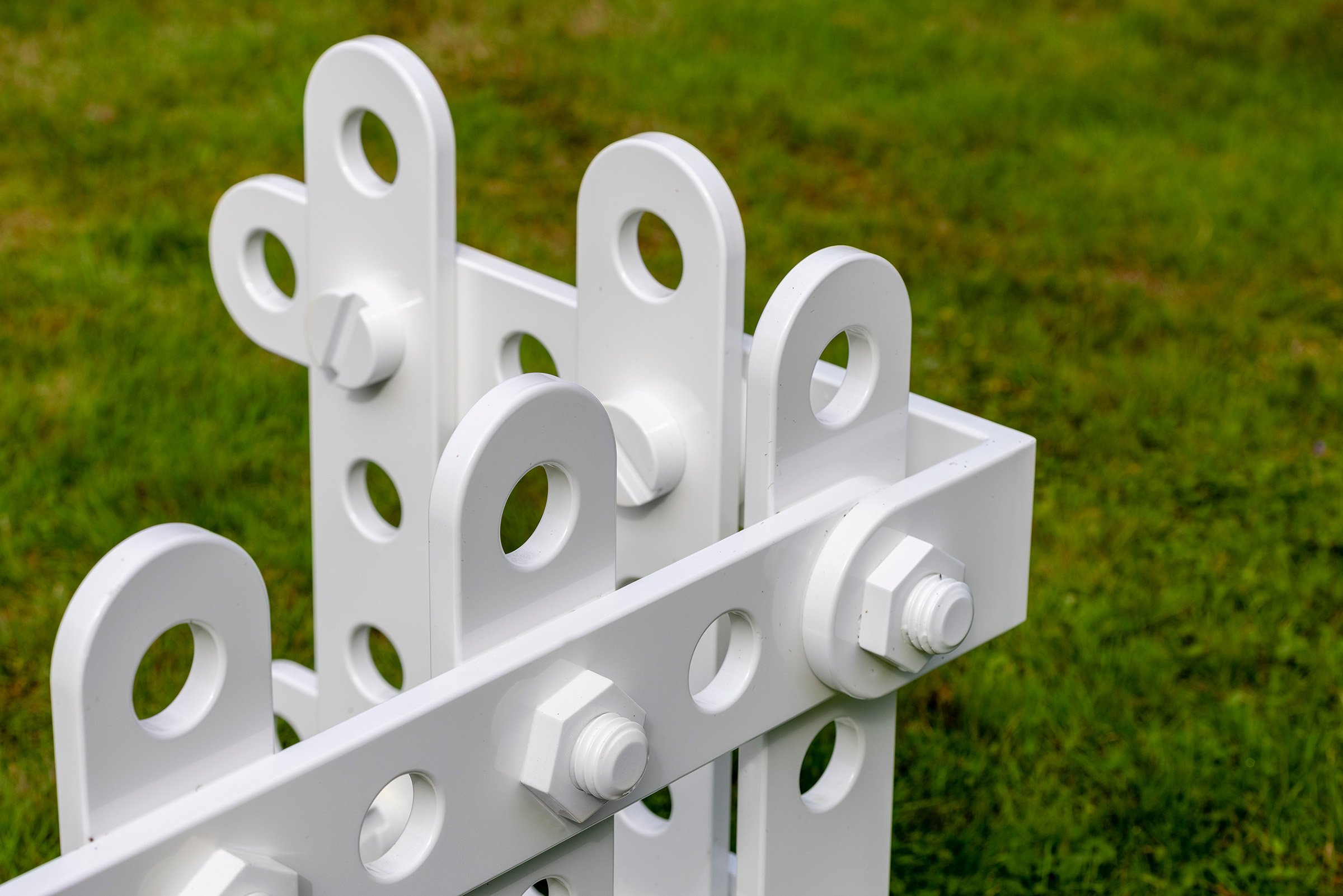 Lulu Refn. Skulpturer i højglanslakeret kompanktlaminat. Fuglsang Kunstlandskab. Foto Jan Søndergaard.