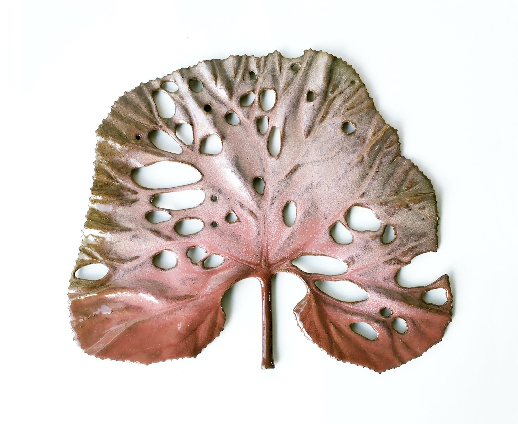 Marianne Nielsen, Mellem hullet Skræppe, modelleret, glaseret stentøj, 2025. Foto: Galerie Pi.