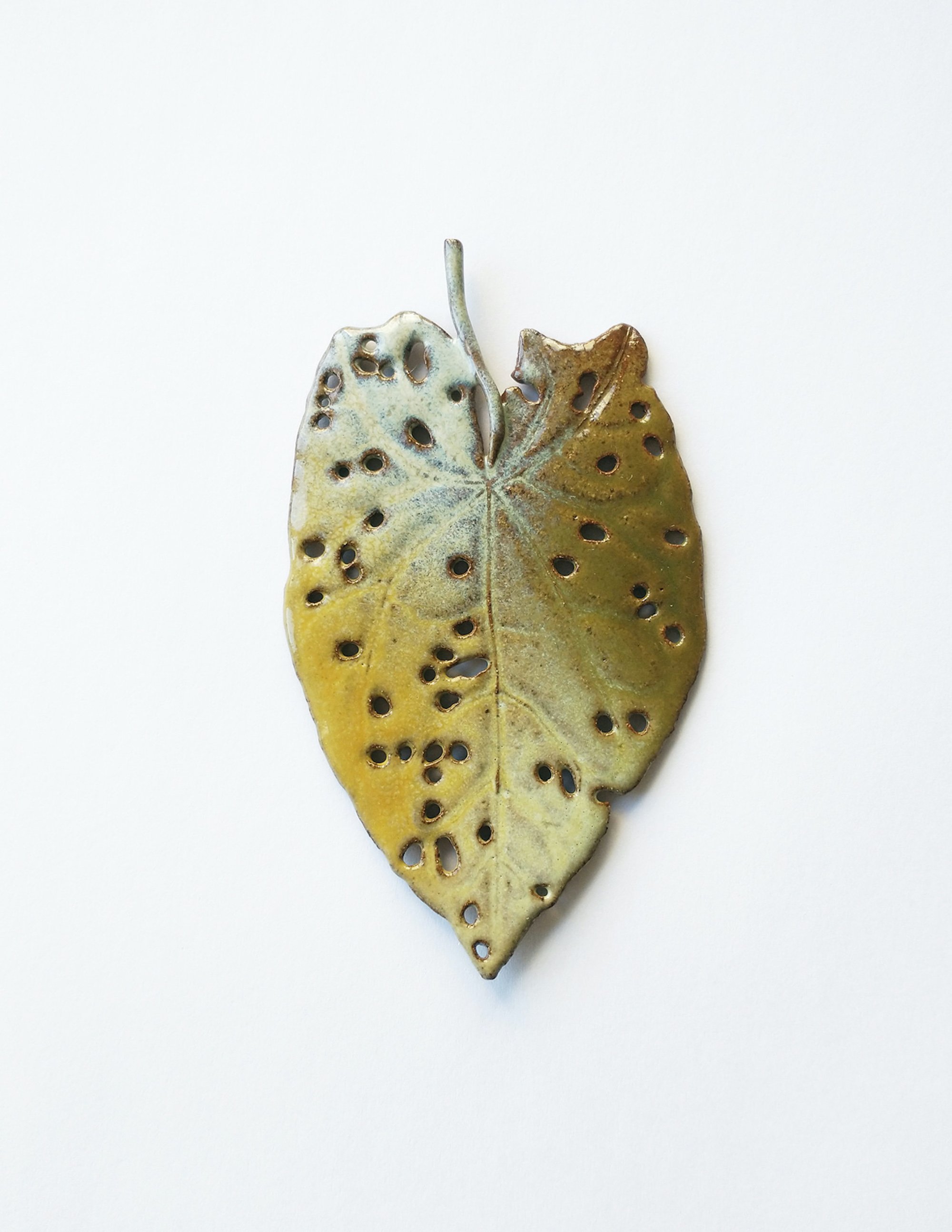 Marianne Nielsen, Snerleblad, modelleret, glaseret stentøj, 2025. Foto: Galerie Pi.