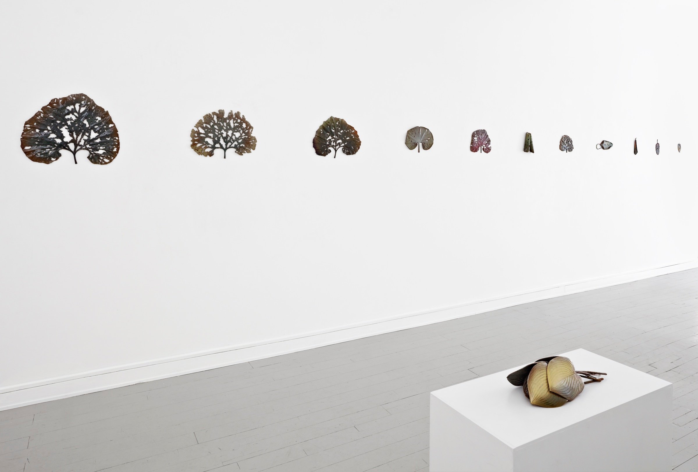 Udstillingsview: Marianne Nielsen: Løv falder. Foto: Dorte Krogh.