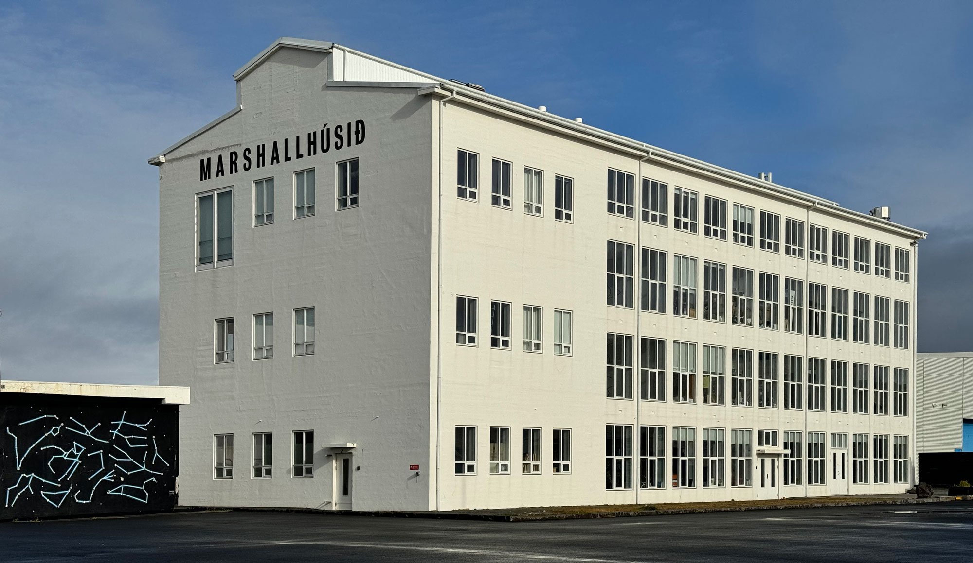 Marshallhúsid, eller på dansk Marshall-huset blev opført som fiskefabrik efter anden verdenskrig, hvor Island gennemgik en kraftig økonomisk opblomstring. Foto: Jan Falk Borup