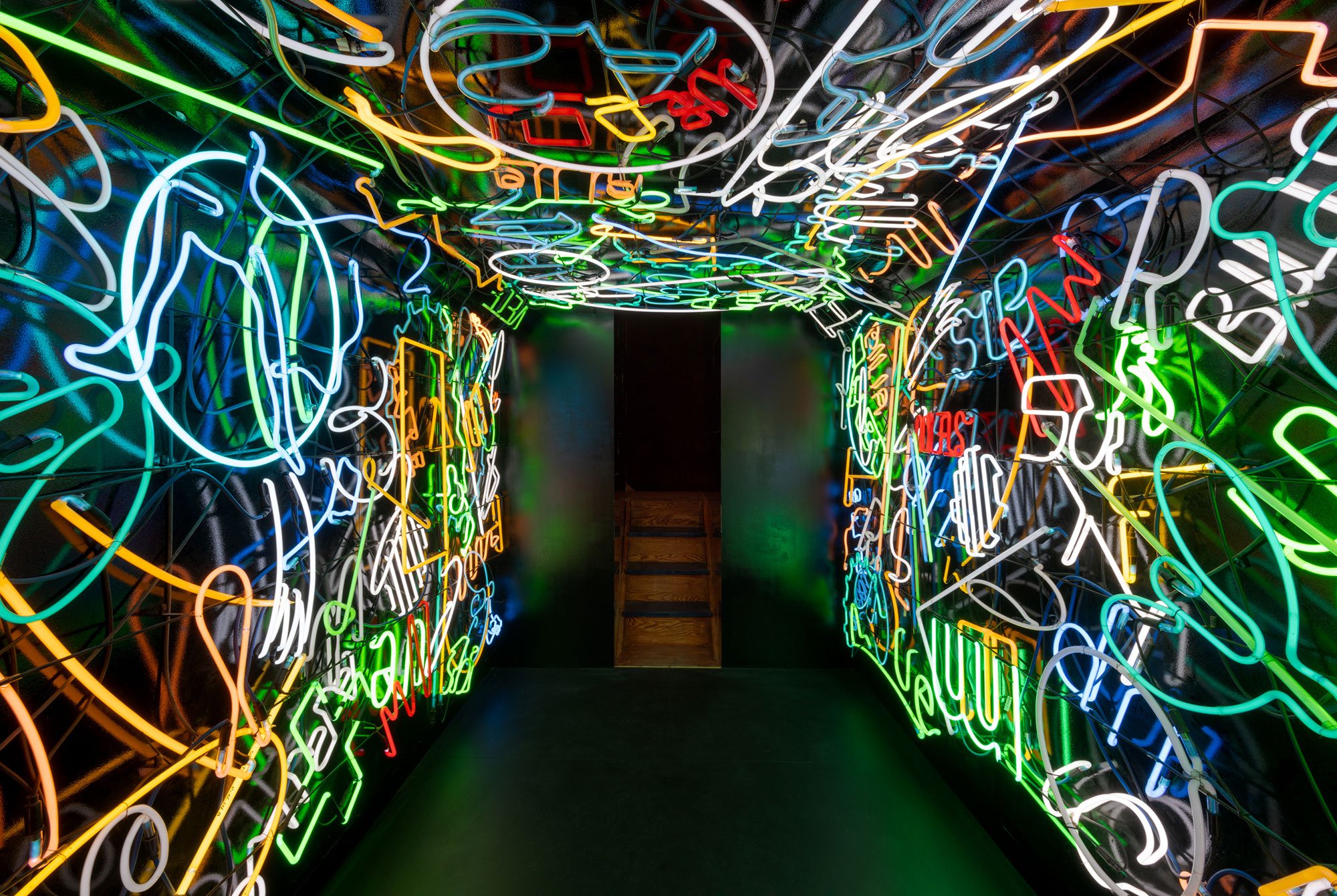 Marta Minujín, <i>La Menesunda: According to Marta Minujín </i>(2024), Installationsbillede af  <i>Intensify Life</i> på Copenhagen Contemporary (2024). Foto: David Stjernholm 