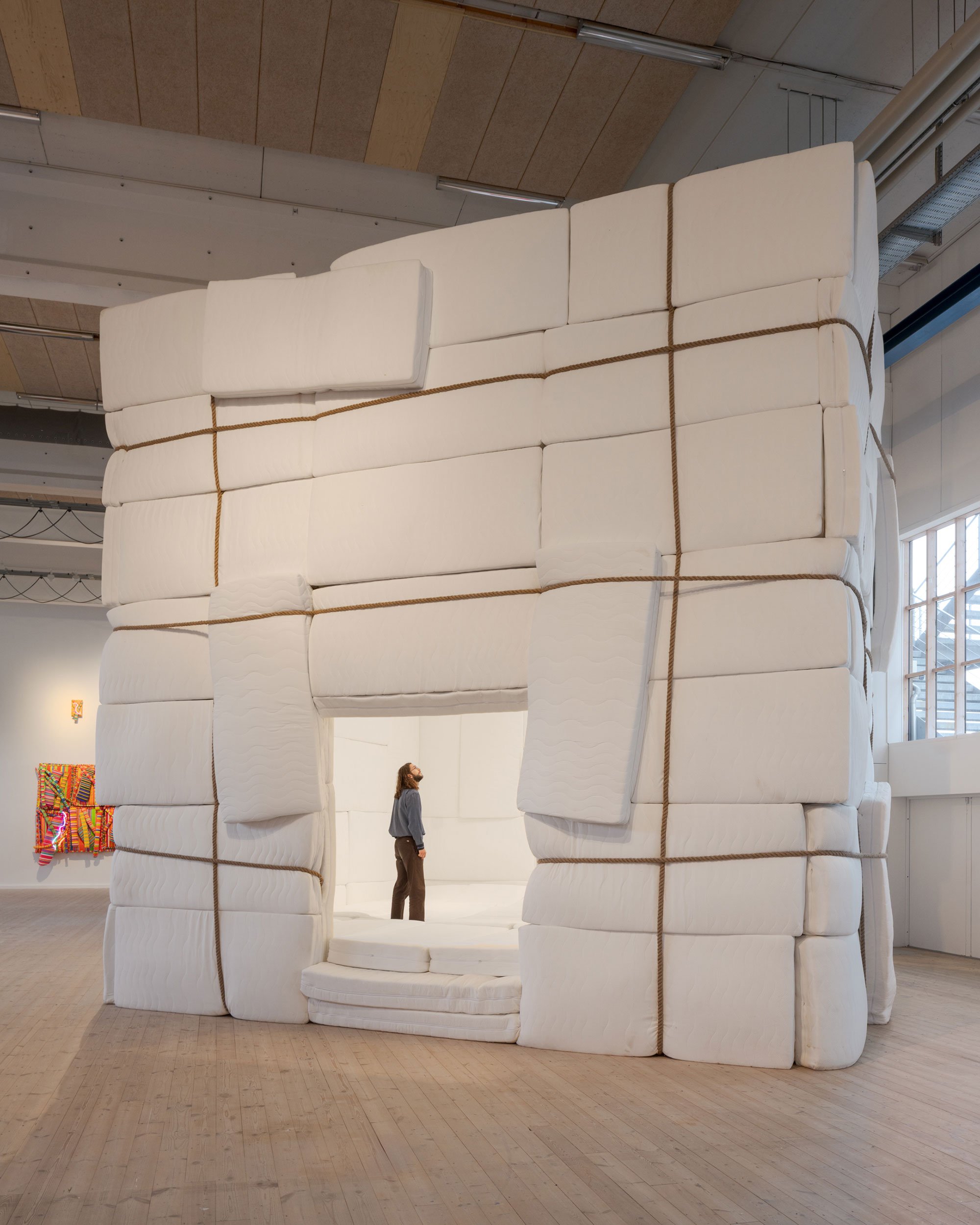 Marta Minujín, <i>Soft Gallery</i> (1973/2024), Installationsbillede af <i>Intensify Life</i> på Copenhagen Contemporary (2024). Foto: David Stjernholm. 