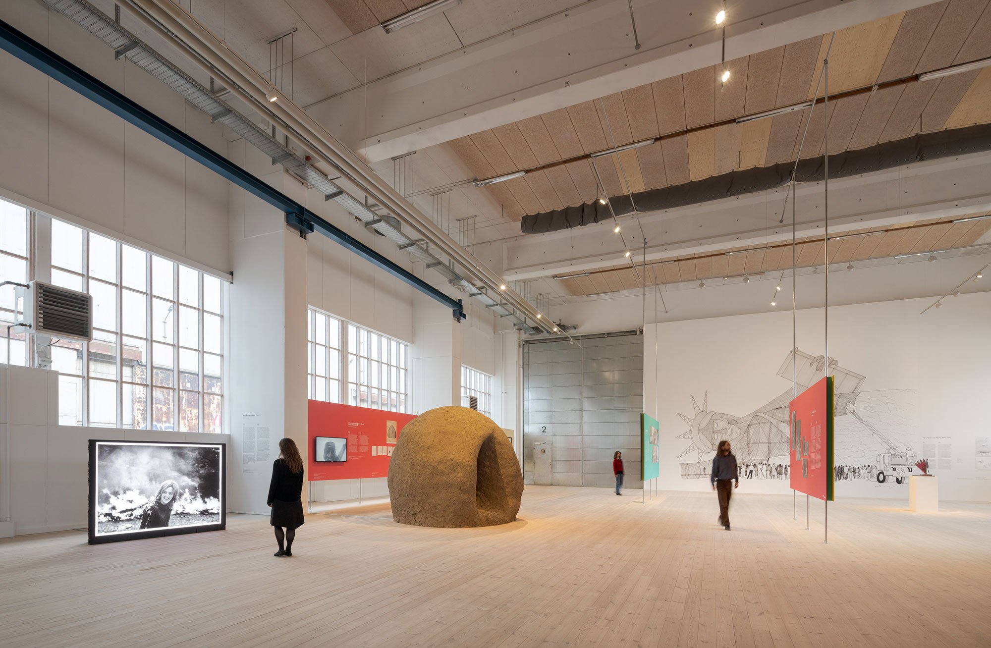 Marta Minujín, Installations billede af <i>Intensify Life </i> på Copenhagen Contemporary (2024). Foto: David Stjernholm 
