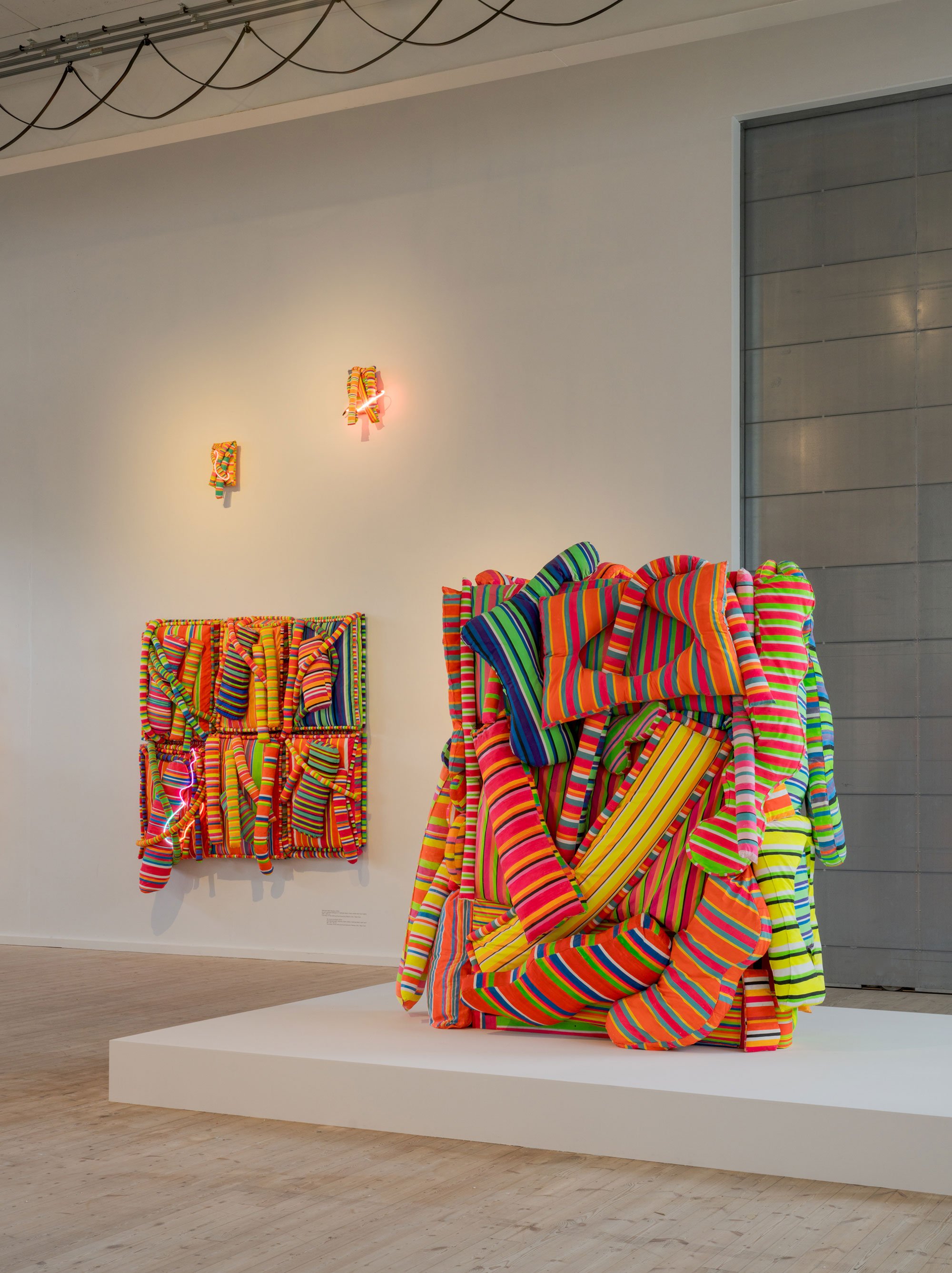 Marta Minujín, <i>Conceptos entrelazados</i>(<i>Intertwined Concepts</i>) (2019), <i>Mattress Wall Hanging</i> (2022) og <i>Sin título</i> (<i>untitled</i>) (c. 2010). Installations billede af <i>Intensify Life</i> på Copenhagen Contemporary (2024). Foto: David Stjernholm 