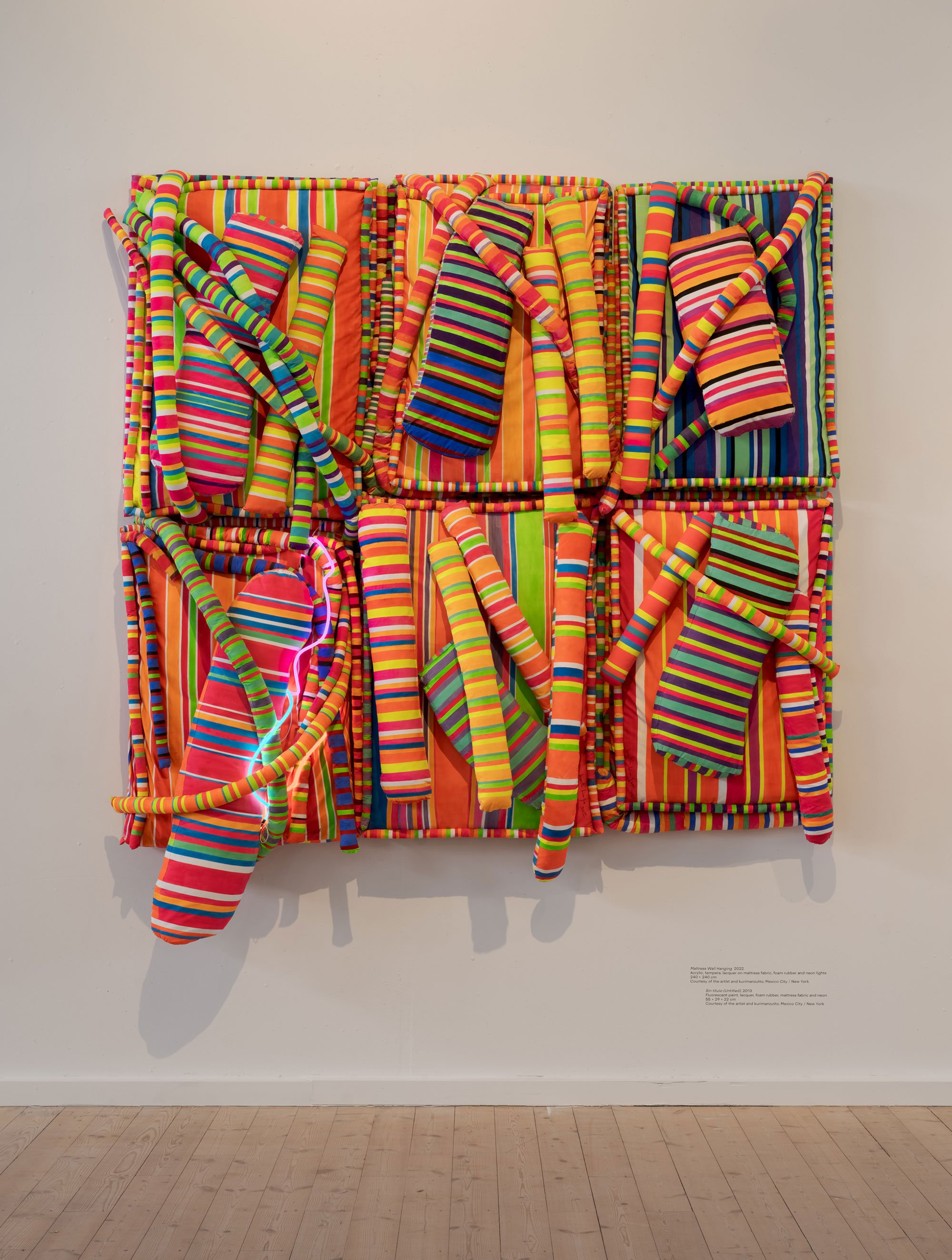 Marta Minujín <i> Mattress Wall Hanging</i> 2022, Installation view of <i>Intensify Life</i> på Copenhagen Contemporary (2024). Foto: David Stjernholm 
