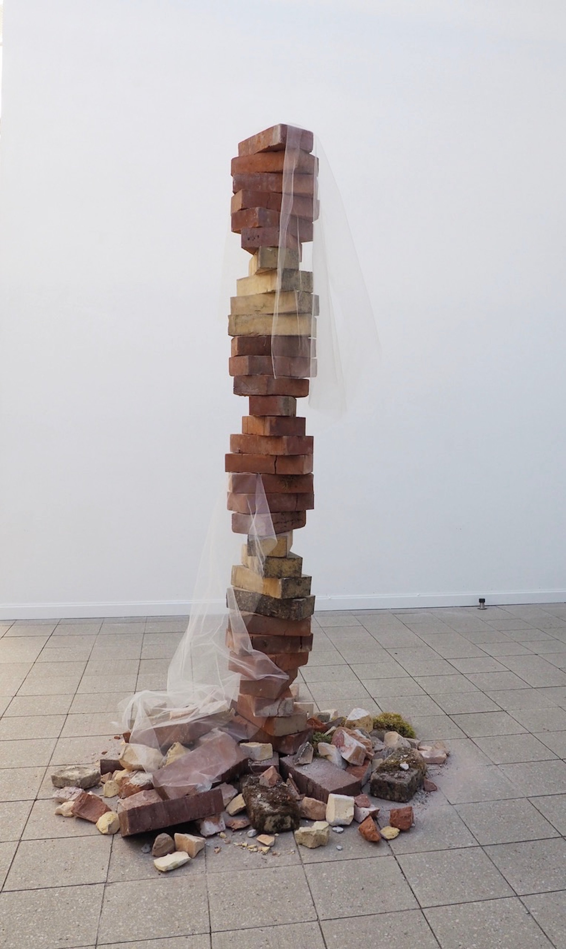 Pernille Egeskov, <i>Bruden</i>, 2025. Mursten, mos, slør. Foto: Augusta Atla