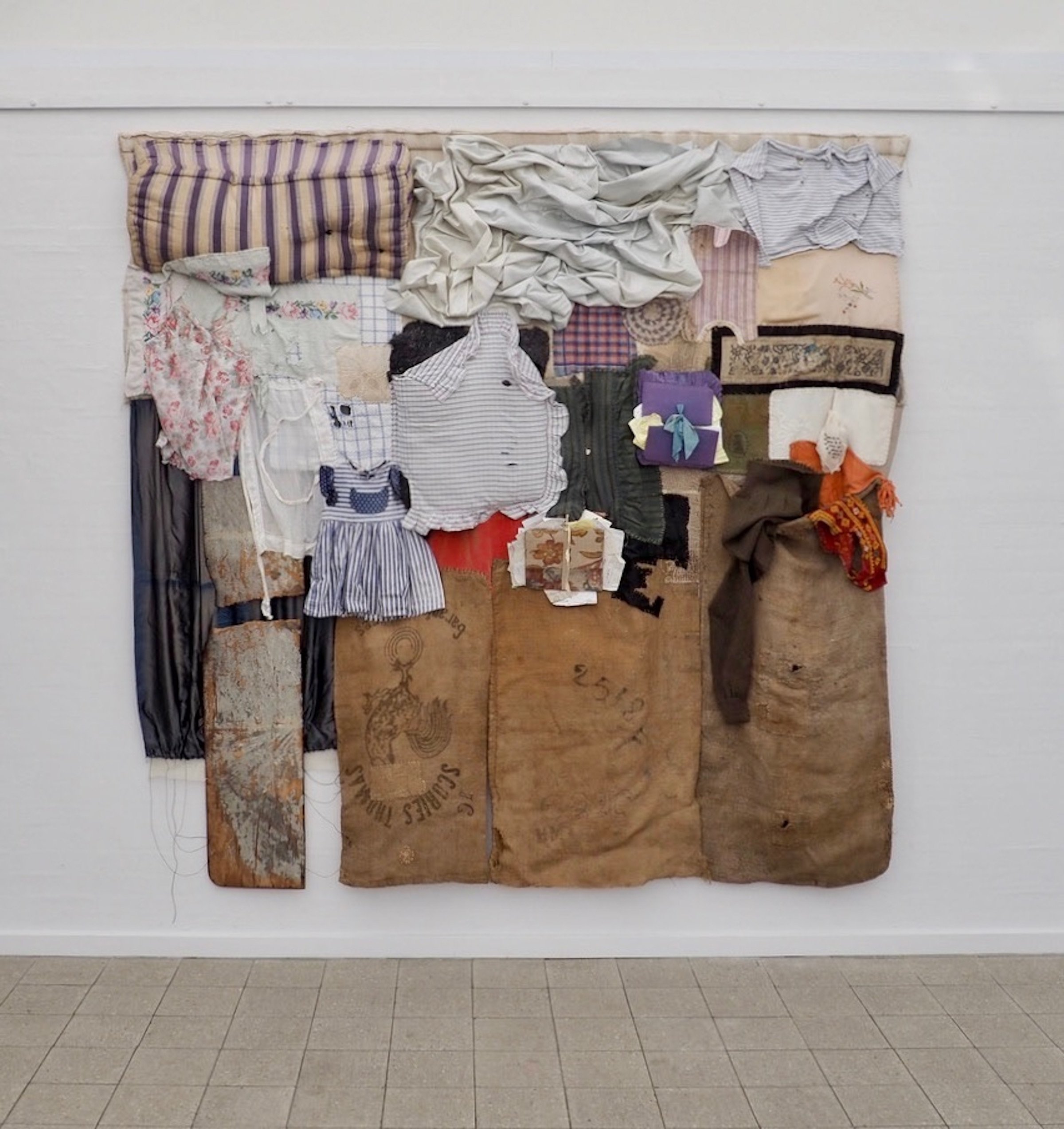 Pernille Egeskov, <i>Huskesedler</i>, 2023. Collage i tekstil, papir, træ. Foto: Augusta Atla