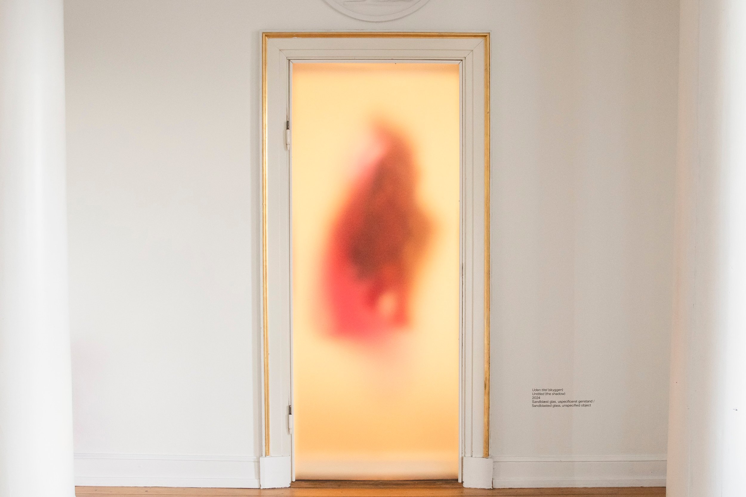 Tove Storch, <i>Uden titel (skyggen)</i>, Sandblæst glas, uspecificeret genstand, 2024. Foto: Kasper Palsnov/Glas