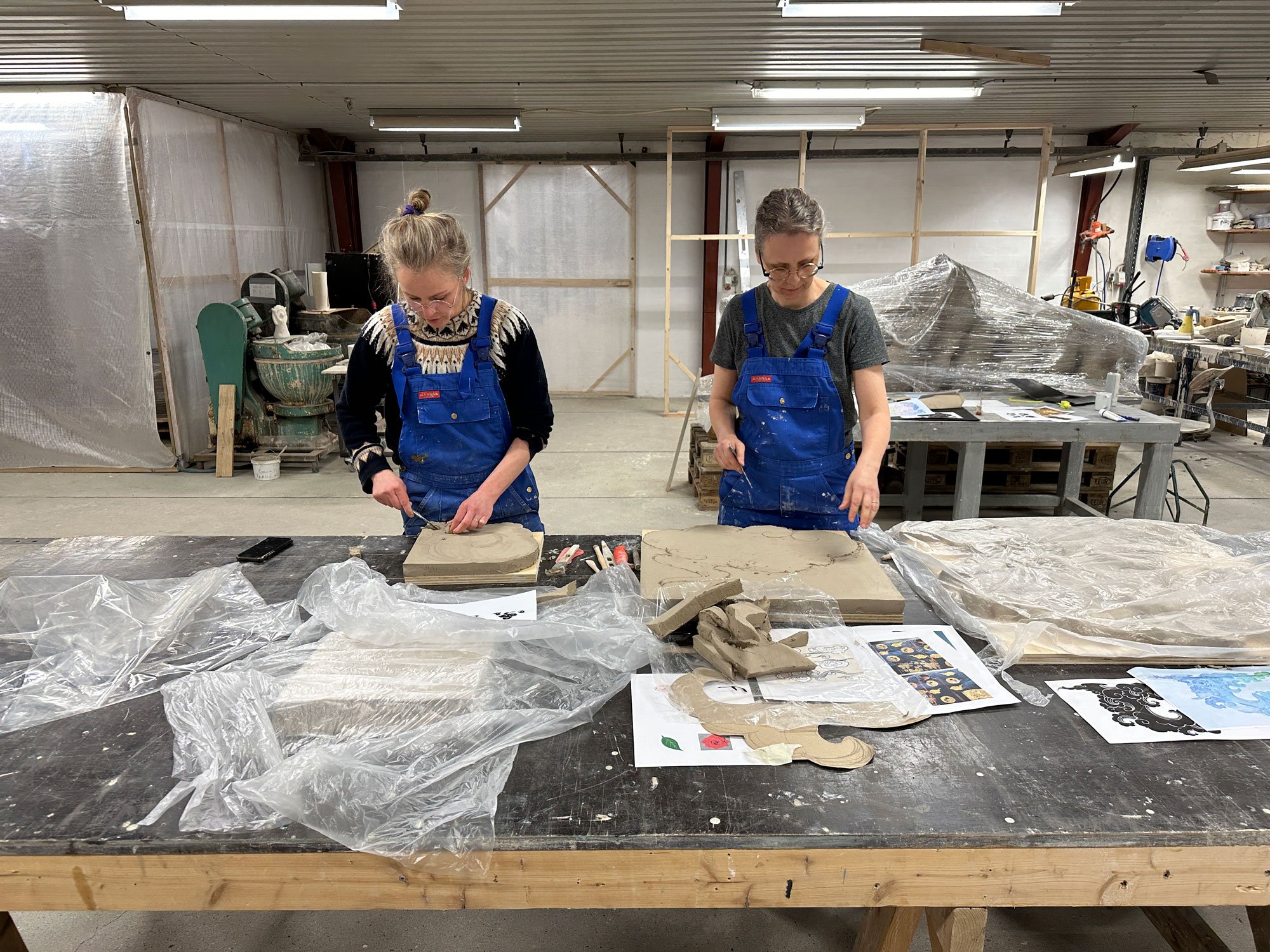 Sofie Hesselholdt og Vibeke Mejlvang, <i>Rejseskyer</i>, Tommerup Keramiske Værksted. Foto: Torben Petersen.