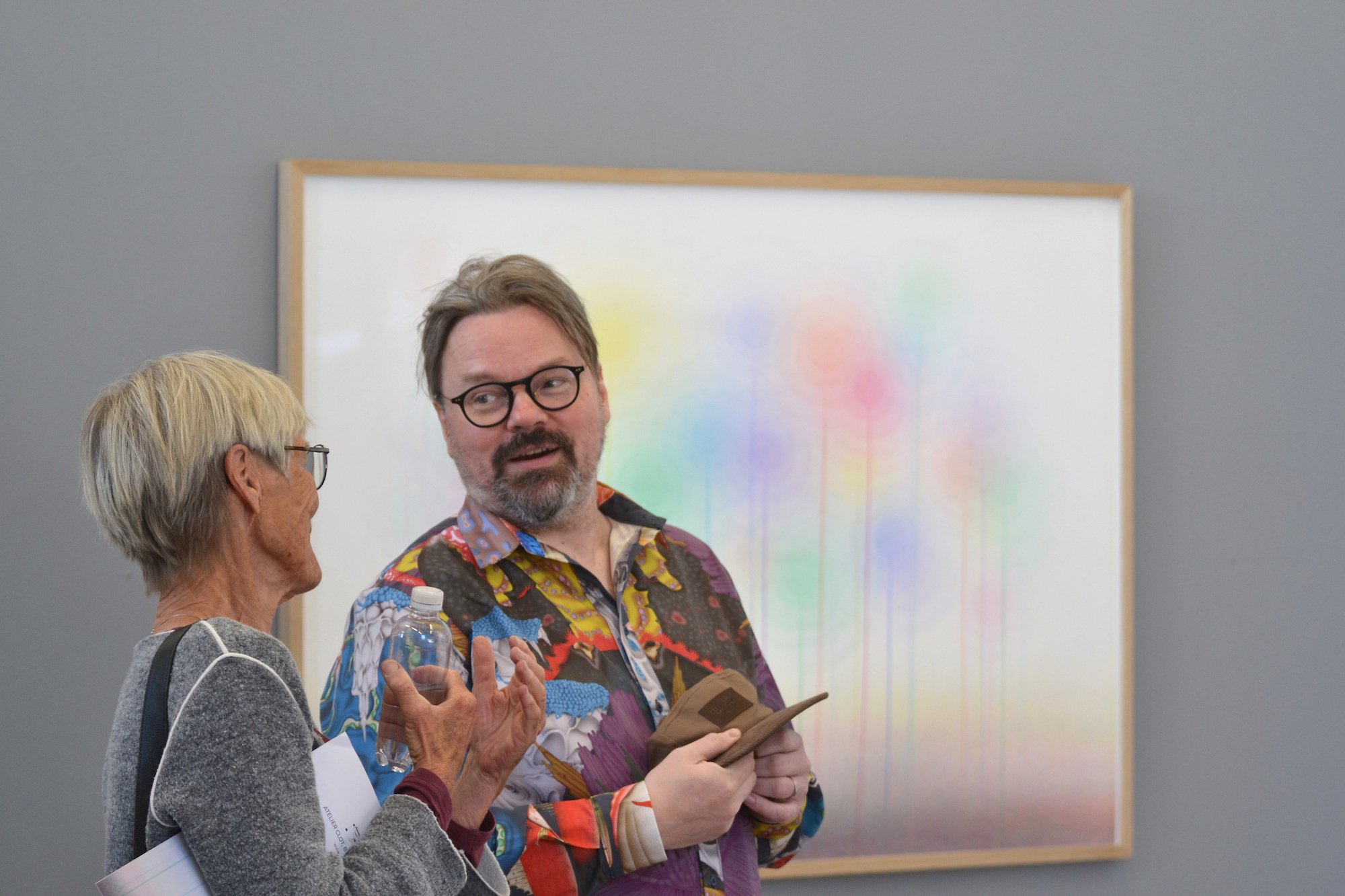 Stor interesse fra gæsterne, når Jaakko Mattila fortæller om den specielle teknik han udfører sine værker med. Foto: John Jøhn-Andersen.