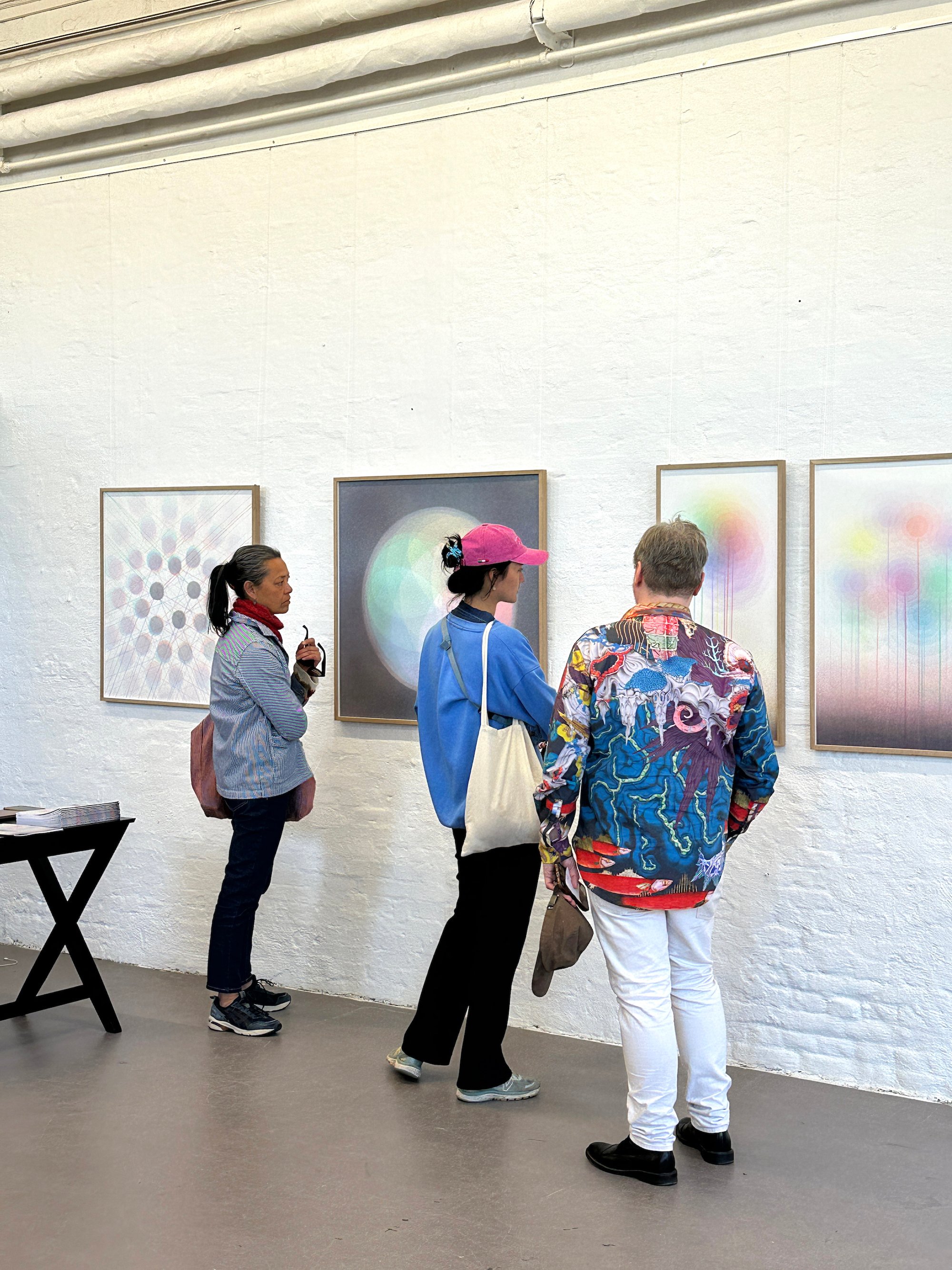 Stor interesse fra gæsterne, når Jaakko Mattila fortæller om den specielle teknik han udfører sine værker med. Foto: Charlotte Brunholt.