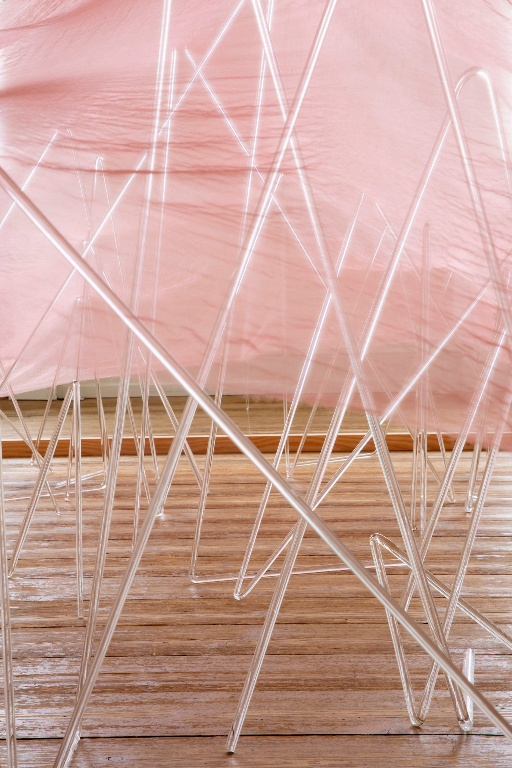 Tove Storch, <i>Uden titel (teltet)</i>, glas, silke, tråd, træ, 2024. Foto: Kasper Palsnov/Glas