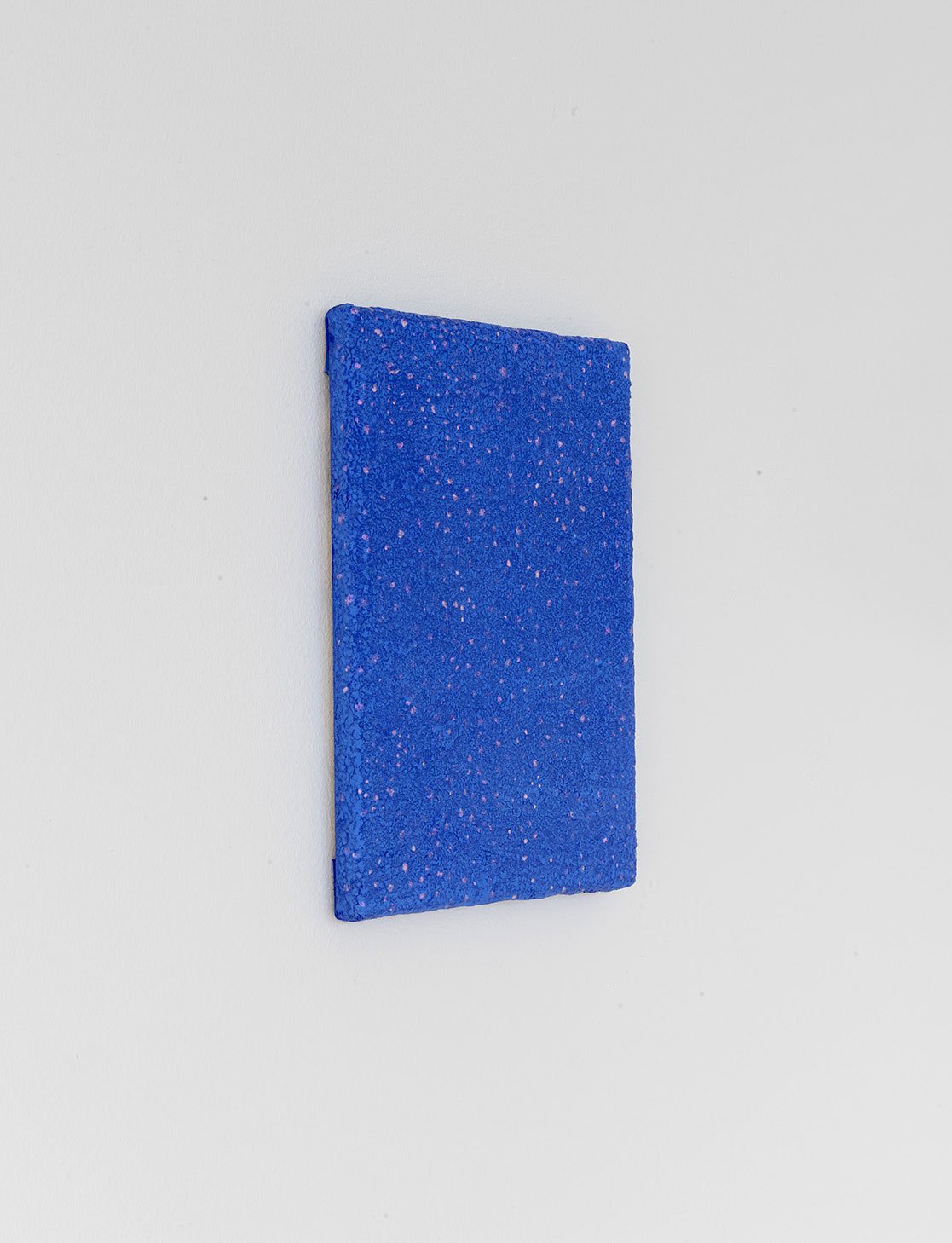 Uden titel (blue with pink) , 2020-2024, akryl og flashe på lærred. 29x21x2 cm. Foto: Kristine Mengel