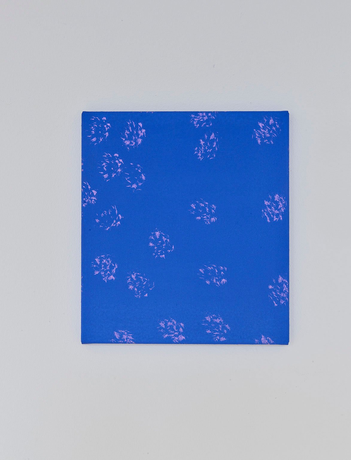 <i>Uden titel (blue with purple) </i>, 2024, akryl og flashe på lærred. Foto: Kristine Mengel