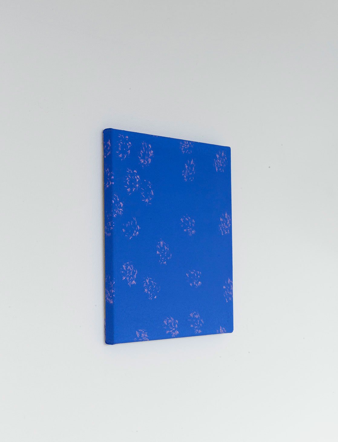 Uden titel (blue with purple) , 2024, akryl og flashe på lærred. Foto: Kristine Mengel