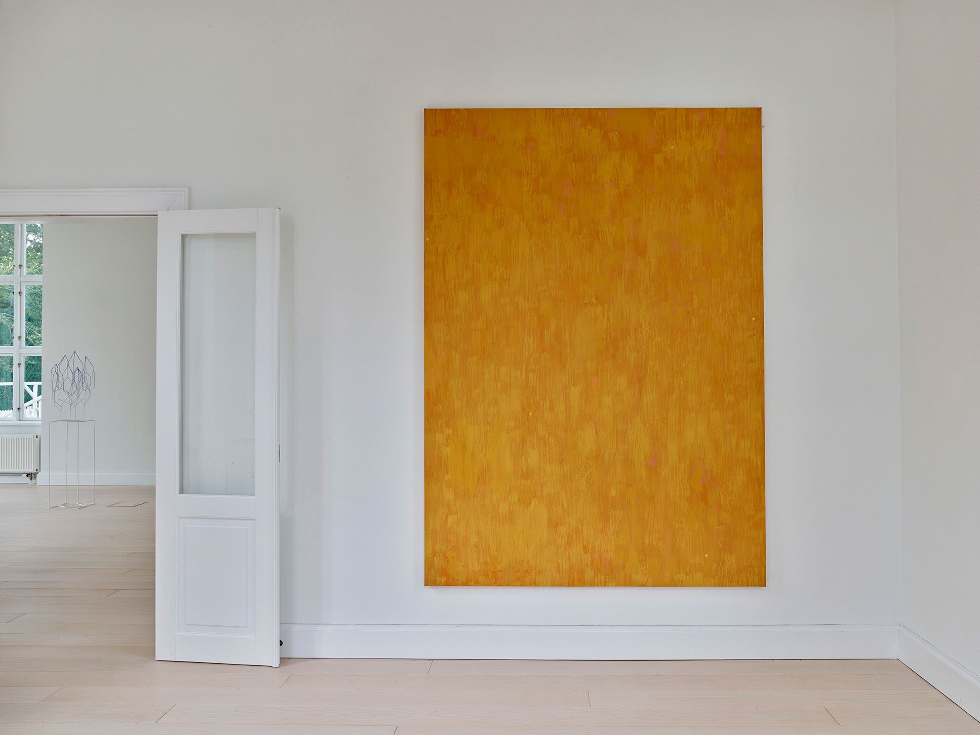 <i>Uden titel (ocre) </i>, 2022-2024, akryl  på lærred. 240x170x4 cm. Foto: Kristine Mengel 